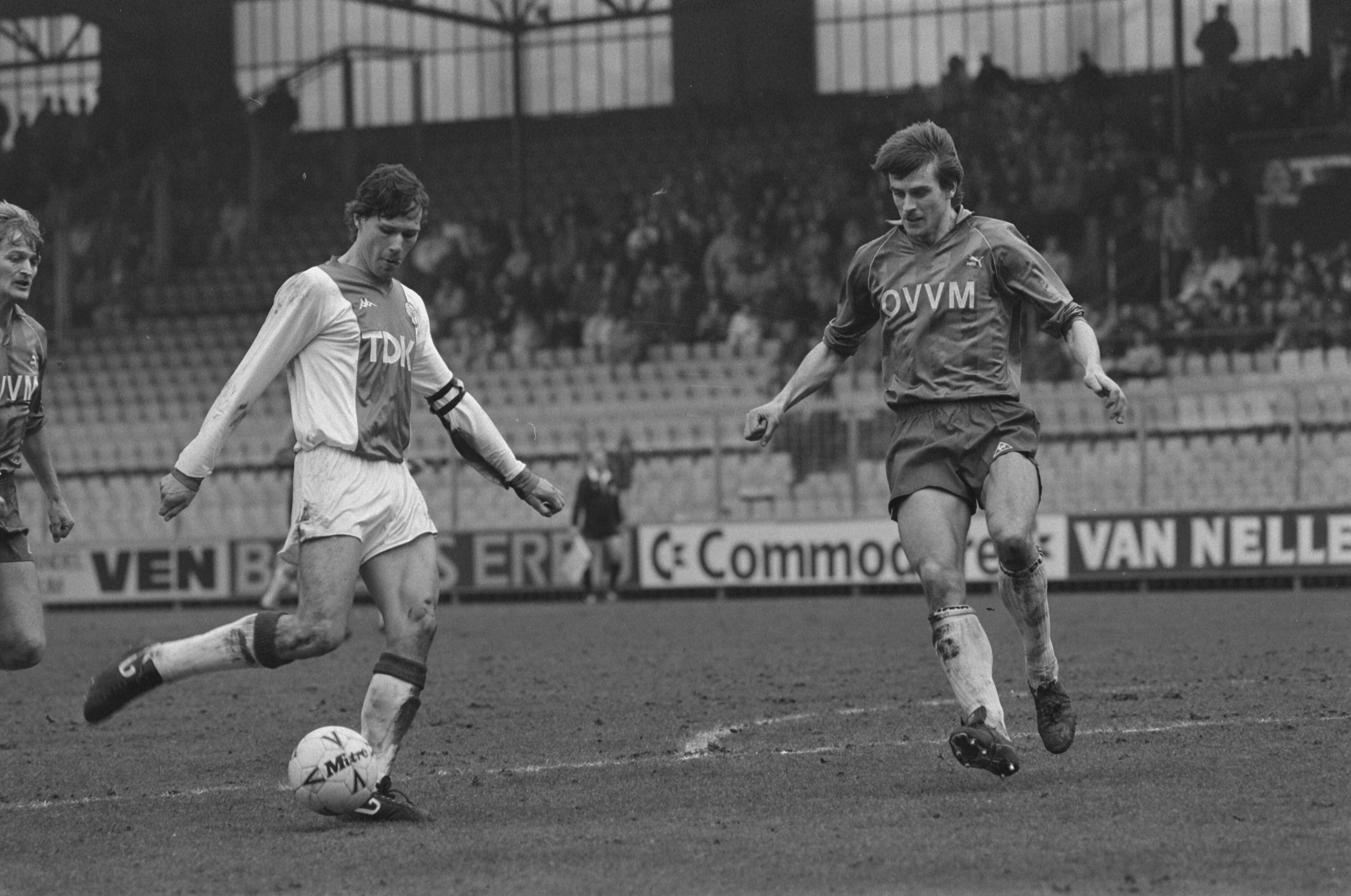 Fotocollectie Anefo — Ajax tegen Veendam; Ajaxspeler Van Basten schiet voorbij Veendammer Wieling — Foto: Molendijk, Bart / Anefo. Licentie: Set B: Rechtenvrij / Publiek Domein. Bron: Nationaal Archief. http://hdl.handle.net/10648/ad5f093c-d0b4-102d-bcf8-003048976d84