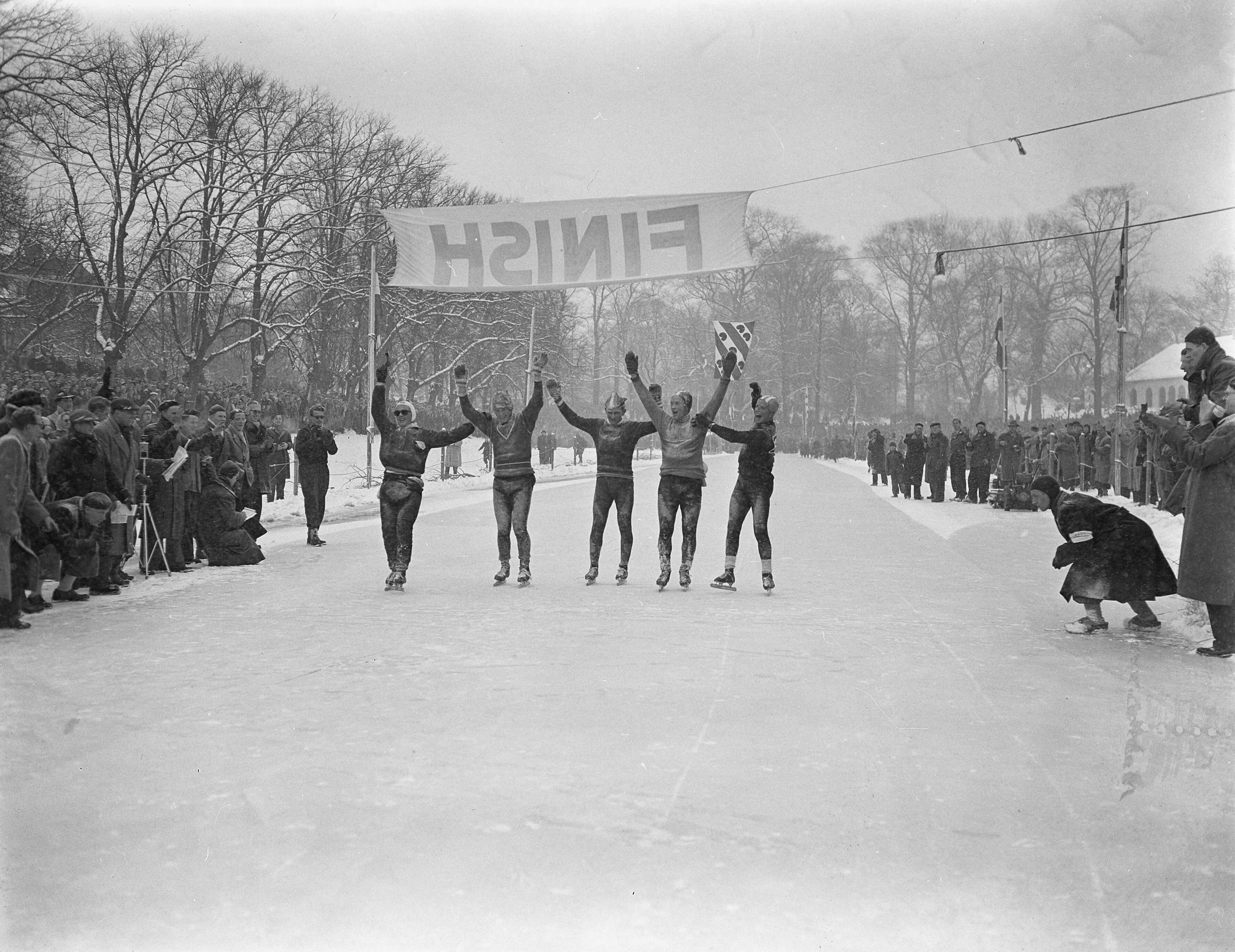 Fotocollectie Anefo — Elfstedentocht. Finish Leeuwarden van vlnr., Jeen Nauta, Maus Wijnhout, Anton Verhoeven, Jan van der Hoorn en Aad de Koning — Foto: Pot, Harry / Anefo. Licentie: Set B: Rechtenvrij / Publiek Domein. Bron: Nationaal Archief. http://hdl.handle.net/10648/a943219e-d0b4-102d-bcf8-003048976d84