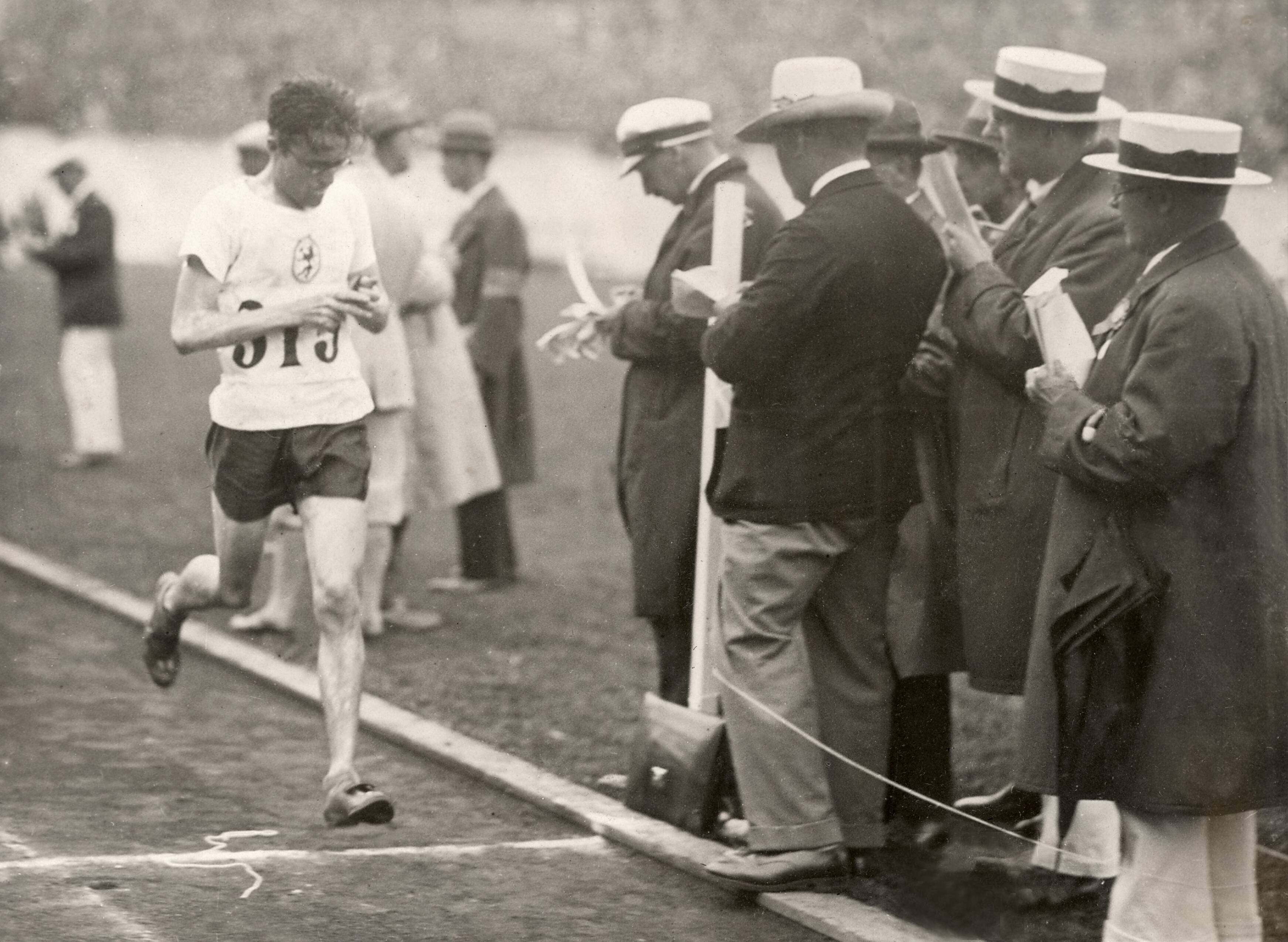 Personen op naam, Sport — Sport. Olympische Spelen 1928 Amsterdam, Nederland. Atletiek. De finish van de Nederlandse marathonloper Landheer. — Foto: Fotograaf Onbekend / Algemeen Fotobureau Amsterdam / Rechtenvrij (05589). Licentie: Set B: Rechtenvrij / Publiek Domein. Bron: Nationaal Archief. http://hdl.handle.net/10648/35429da7-0aee-a382-e063-6df0900a6686