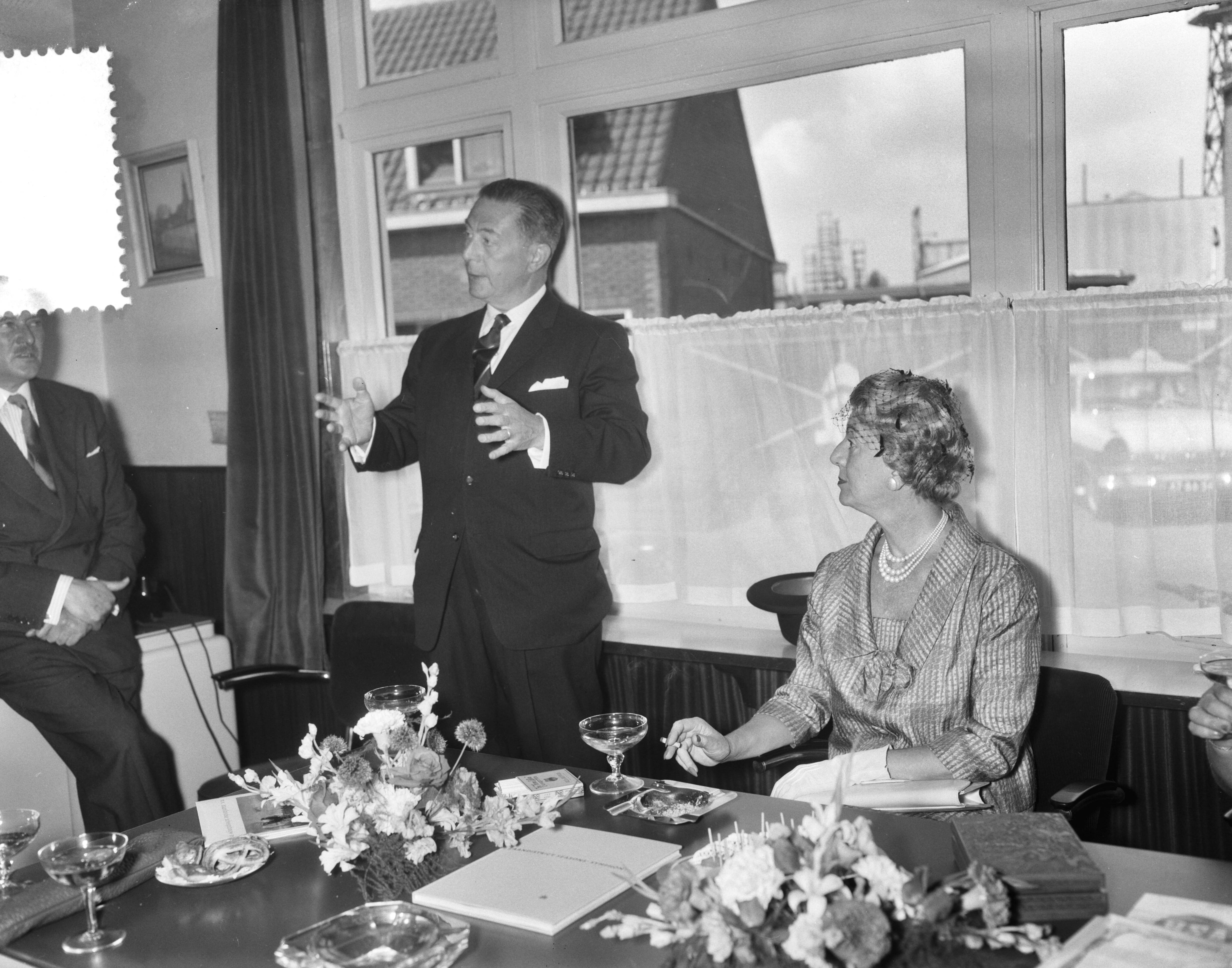 Tewaterlating van de "Castor Consol" bij de Zaanlandse scheepsbouwmaatschappij — Foto: Bilsen, Joop van / Anefo. — Licentie: Set B: Rechtenvrij / Publiek Domein. Bron: Nationaal Archief. http://hdl.handle.net/10648/a999a29e-d0b4-102d-bcf8-003048976d84