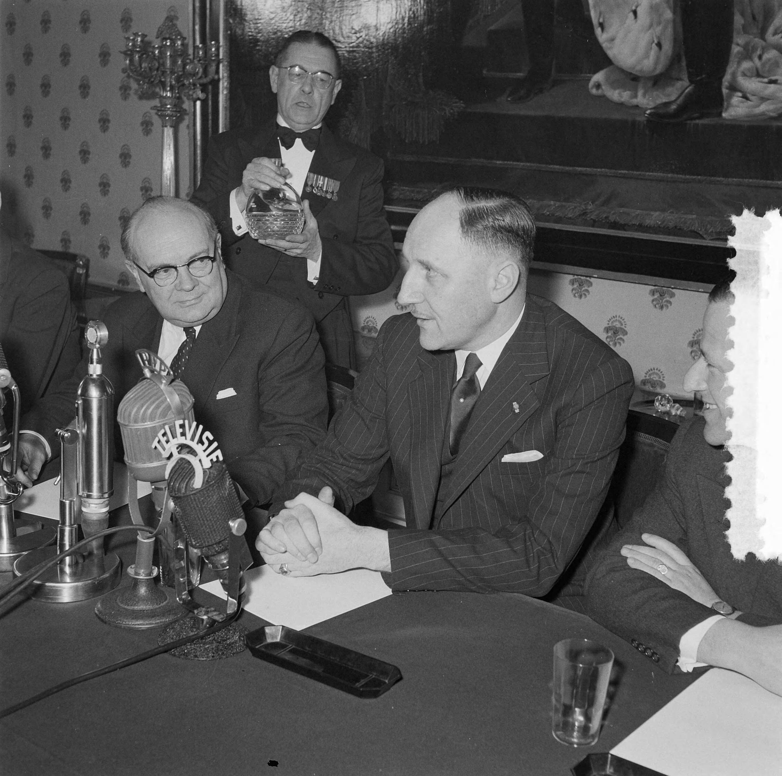 Fotocollectie Anefo — Besprekingen tussen de Belgische minister Paul H. Spaak en minister Luns te Den Haag — Foto: Behrens, Herbert F. / Anefo. Licentie: Set B: Rechtenvrij / Publiek Domein. Bron: Nationaal Archief. http://hdl.handle.net/10648/a9571622-d0b4-102d-bcf8-003048976d84