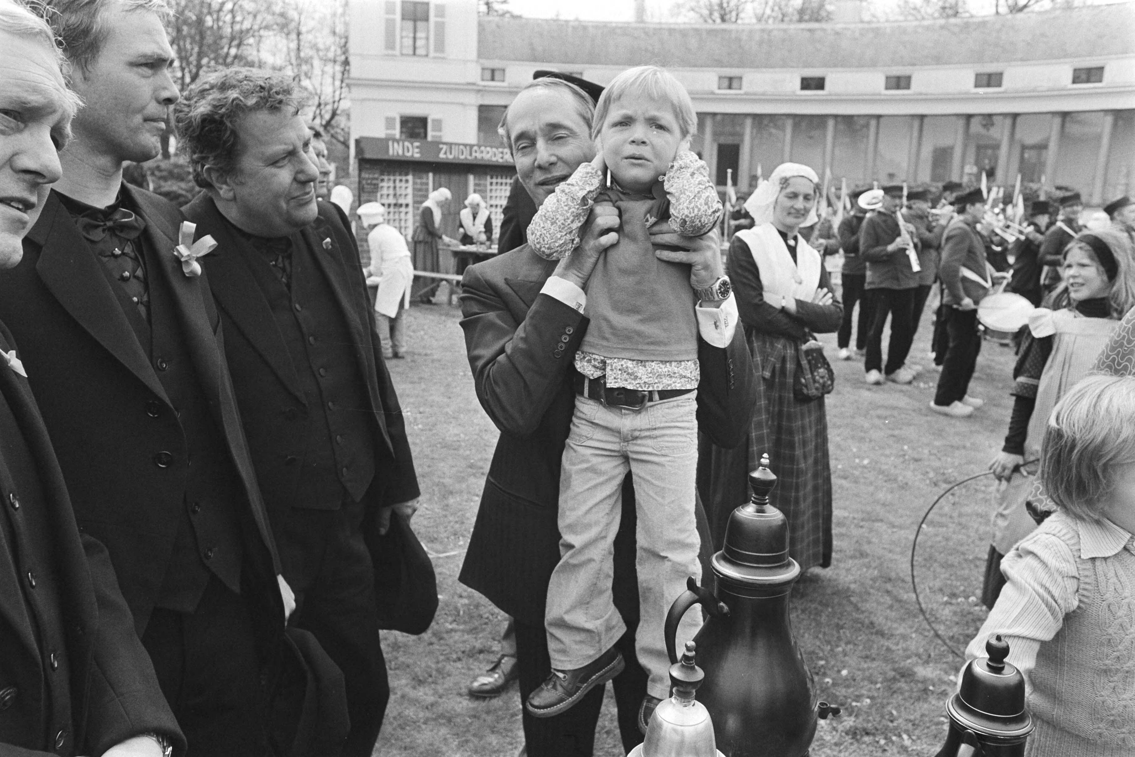 Koninginnedag 1977, defile Soestdijk — Defile Soestdijk; gebeuren in Paleistuin — Foto: Peters, Hans / Anefo. Licentie: Set B: Rechtenvrij / Publiek Domein. Bron: Nationaal Archief. http://hdl.handle.net/10648/ac9af7a4-d0b4-102d-bcf8-003048976d84