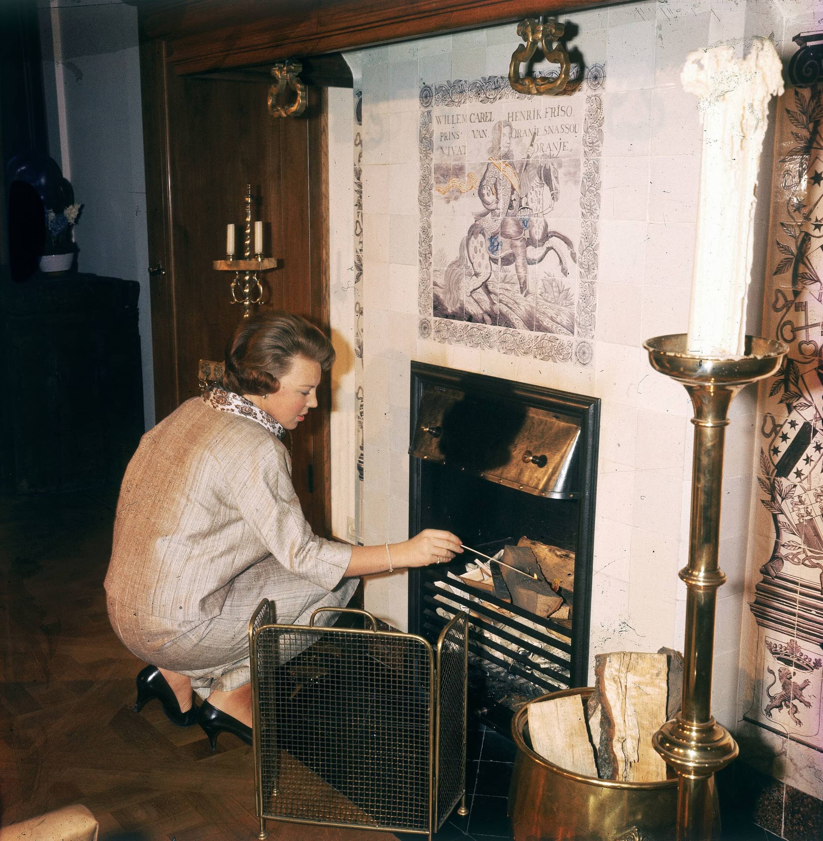 Fotocollectie RVD / Koninklijk Huis — Prinses Beatrix steekt de open haard aan in Kasteel Drakensteyn — Foto: Reijken, Tiemen van der / RVD. Licentie: Set B: Rechtenvrij / Publiek Domein. Bron: Nationaal Archief. http://hdl.handle.net/10648/afb0de04-d0b4-102d-bcf8-003048976d84