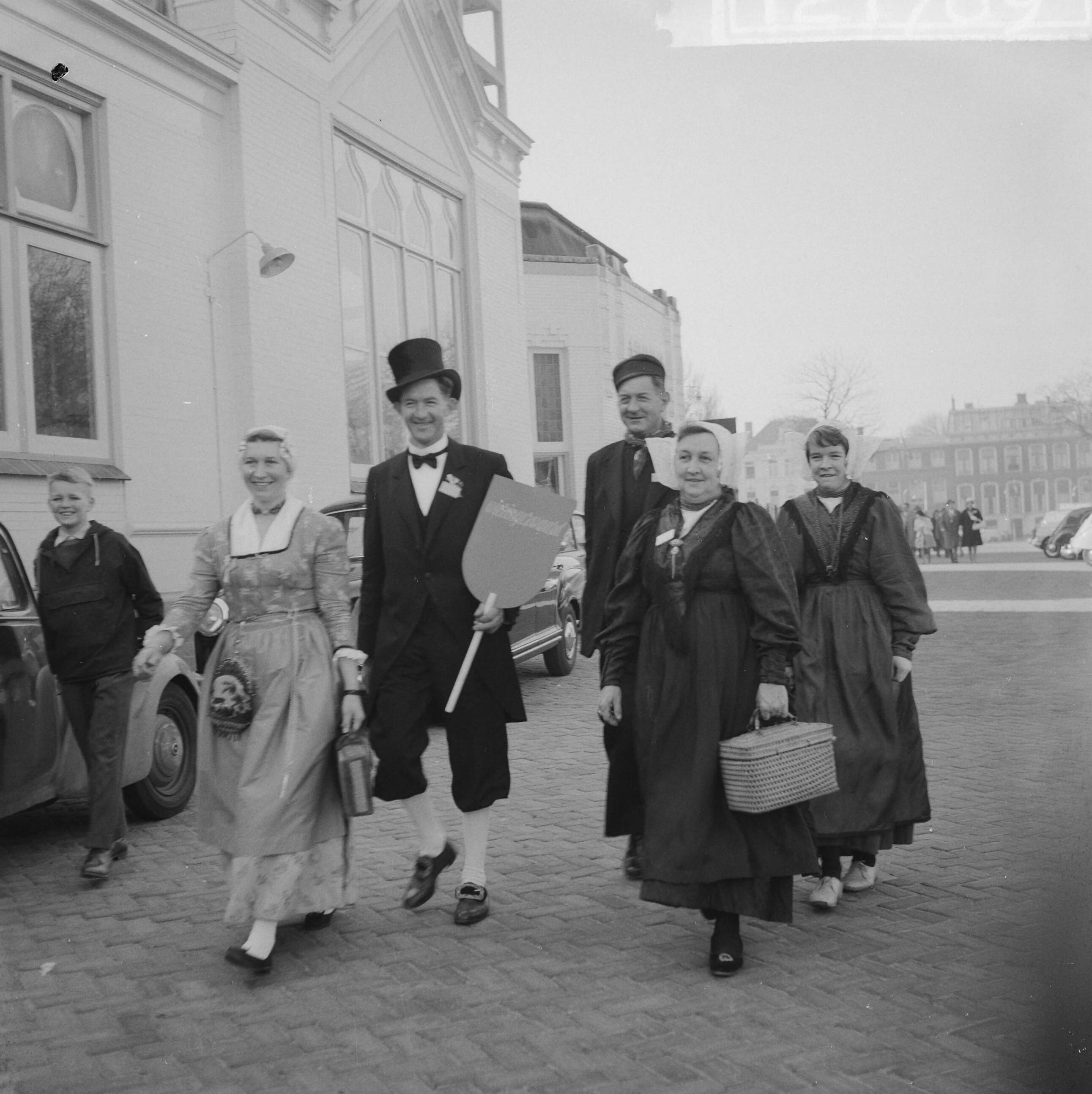 Fotocollectie Anefo — Aankomst delegaties bij Dierentuin in Den Haag voor huldeblijk voor koningin Juliana. Delegaties uit Wieringen en Laren — Foto: Lindeboom, Henk / Anefo. Licentie: Set B: Rechtenvrij / Publiek Domein. Bron: Nationaal Archief. http://hdl.handle.net/10648/a9cbc184-d0b4-102d-bcf8-003048976d84
