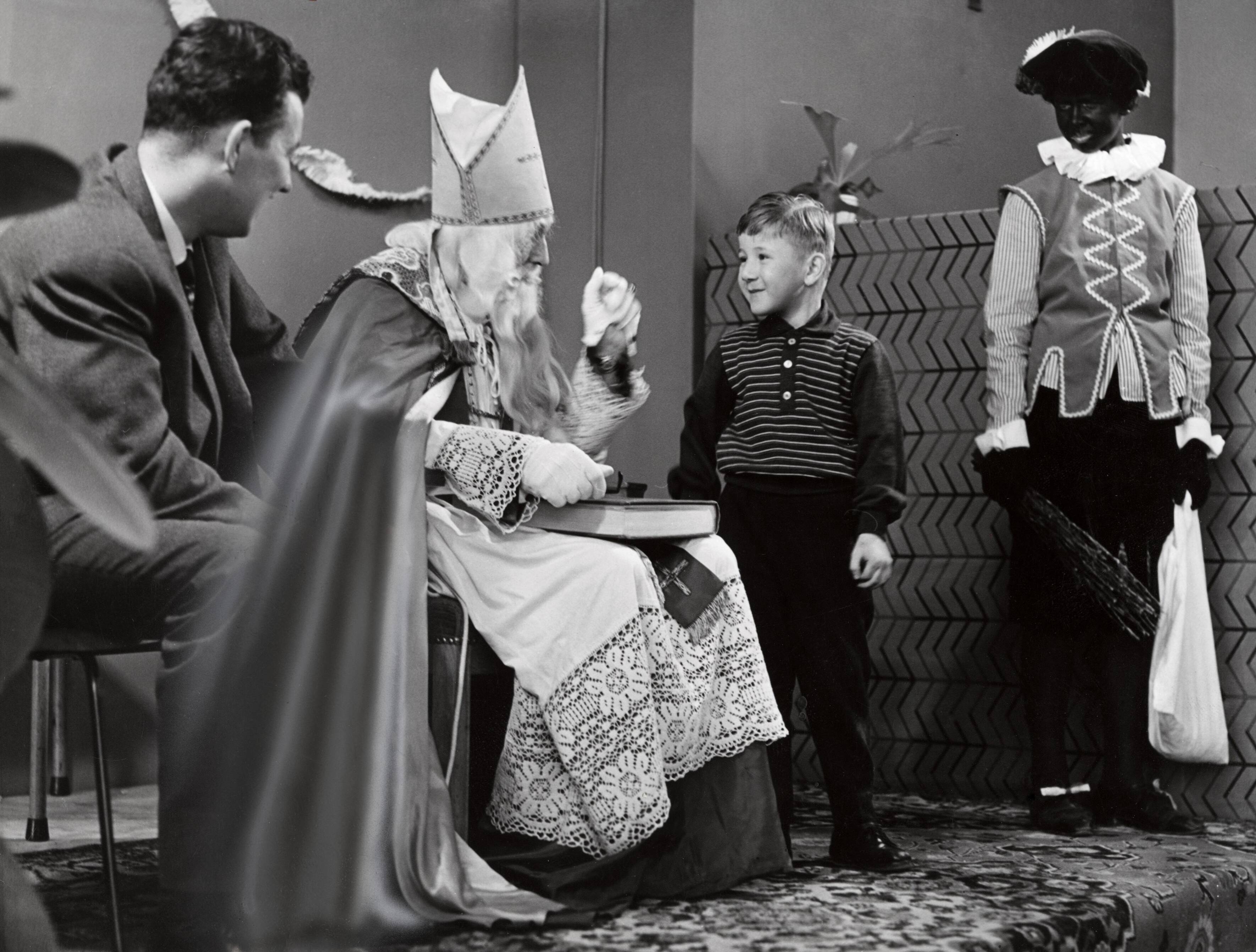 Collectie nader te bepalen — [Sinterklaasfeest N.V. Drukkerij De Spaarnestad in Haarlem] — Foto: Fotograaf Onbekend / Fotobureau onbekend / Spaarnestad Photo (05887). Licentie: Set B: Rechtenvrij / Publiek Domein. Bron: Nationaal Archief. http://hdl.handle.net/10648/35429da6-406f-a382-e063-6df0900a6686