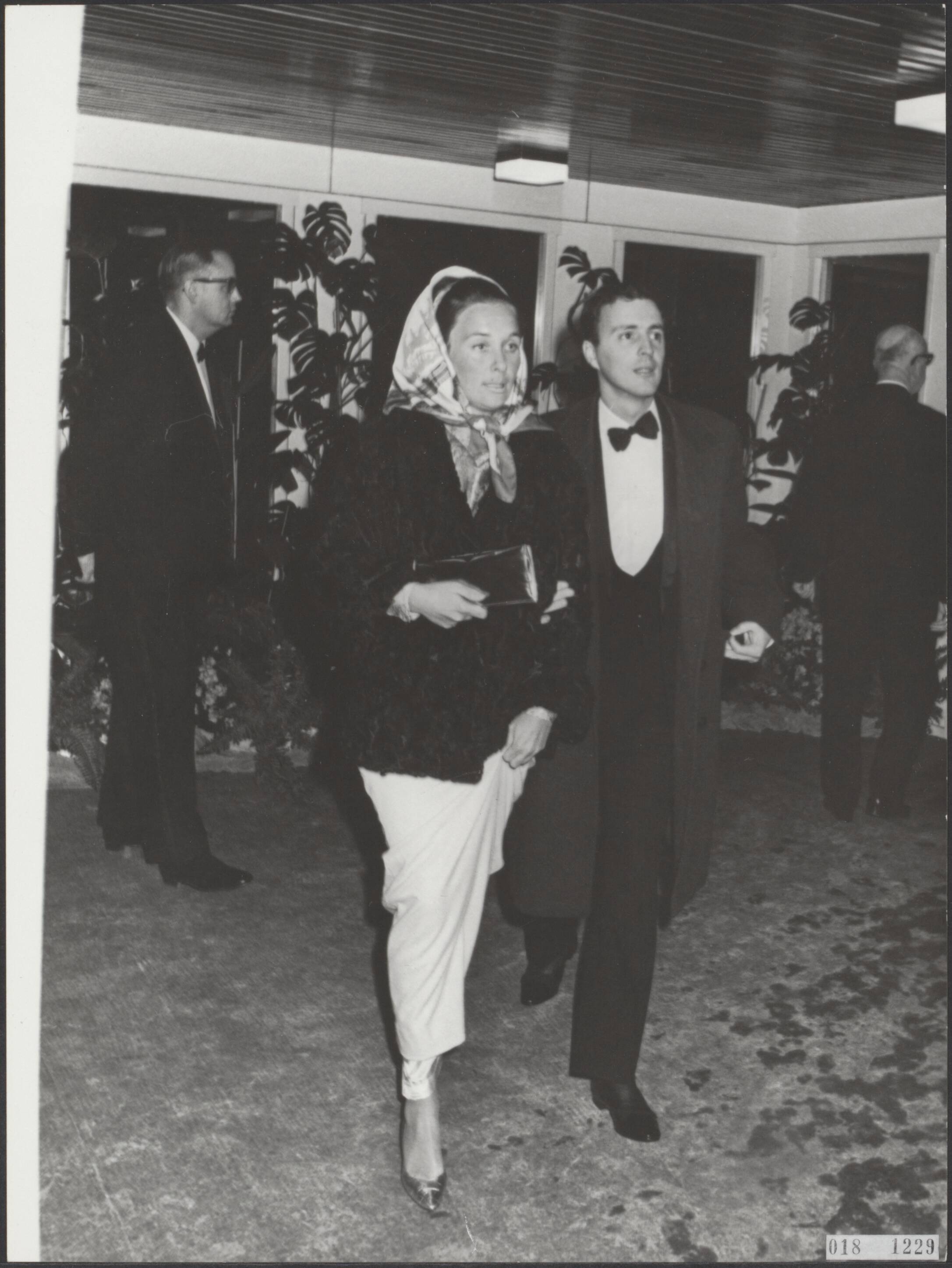Fotocollectie Elsevier Binnenland — Feestelijke voorstelling in het Circusgebouw te Scheveningen voor de koninklijke gasten t.g.v. het huwelijk van prinses Margriet en mr. Pieter van Vollenhoven. Aankomst gasten — Foto: Kroon, Ron / Anefo. Licentie: Set B: Rechtenvrij / Publiek Domein. Bron: Nationaal Archief. http://hdl.handle.net/10648/adc4ad50-d0b4-102d-bcf8-003048976d84