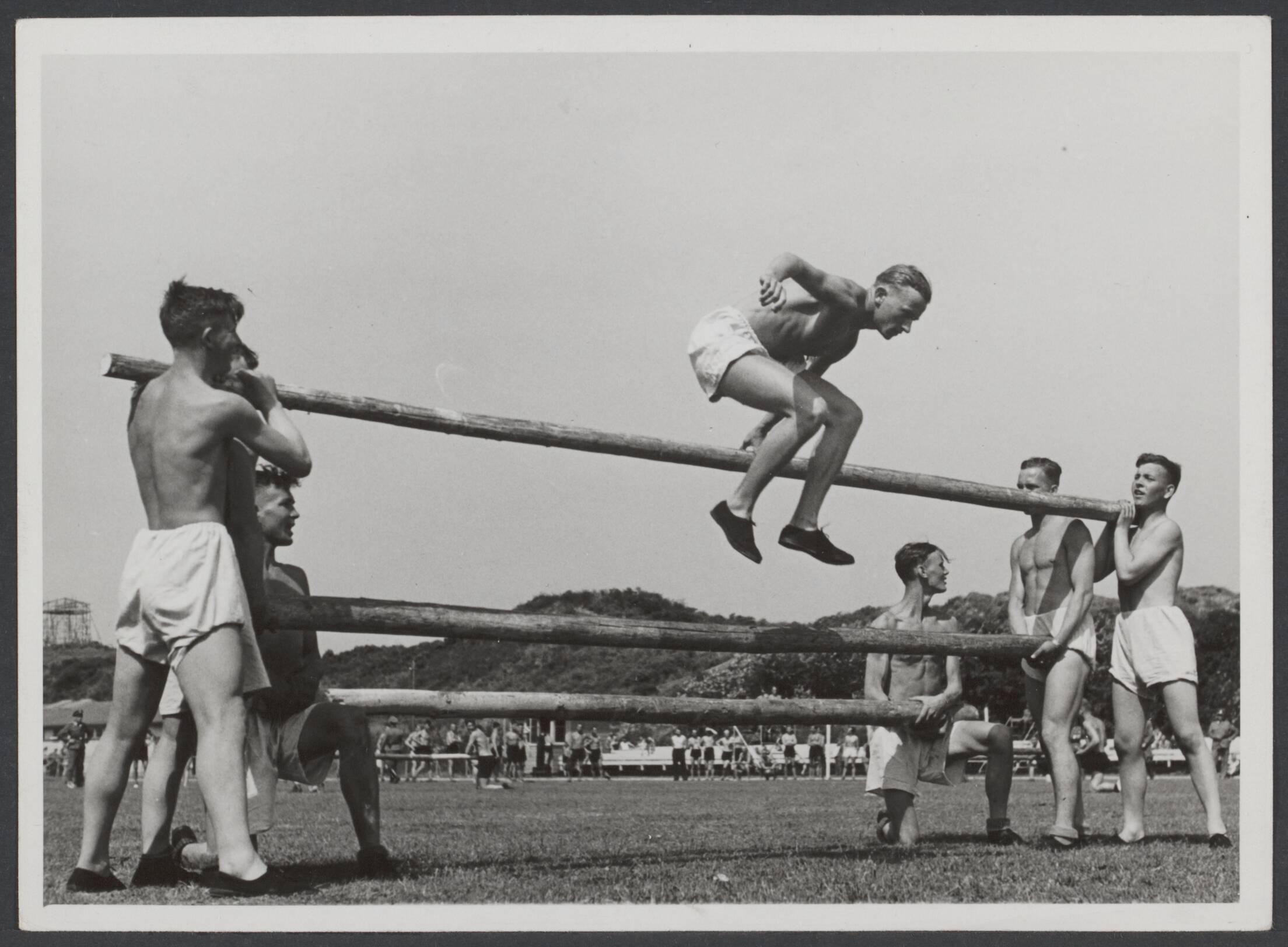 De bezetter, de bezetting in Nederland, eerste maanden: (mei t/m nov. '40) — Groot Sportffeest van de SS en Politiegemeenschap op 13 juli 1942 te Den Haag. Hindernisloop over balken — Foto: Stapf Bilderdienst. Licentie: Set B: Rechtenvrij / Publiek Domein. Bron: Nationaal Archief. http://hdl.handle.net/10648/52160746-a86e-6403-5f5e-3d09e0e1ddab