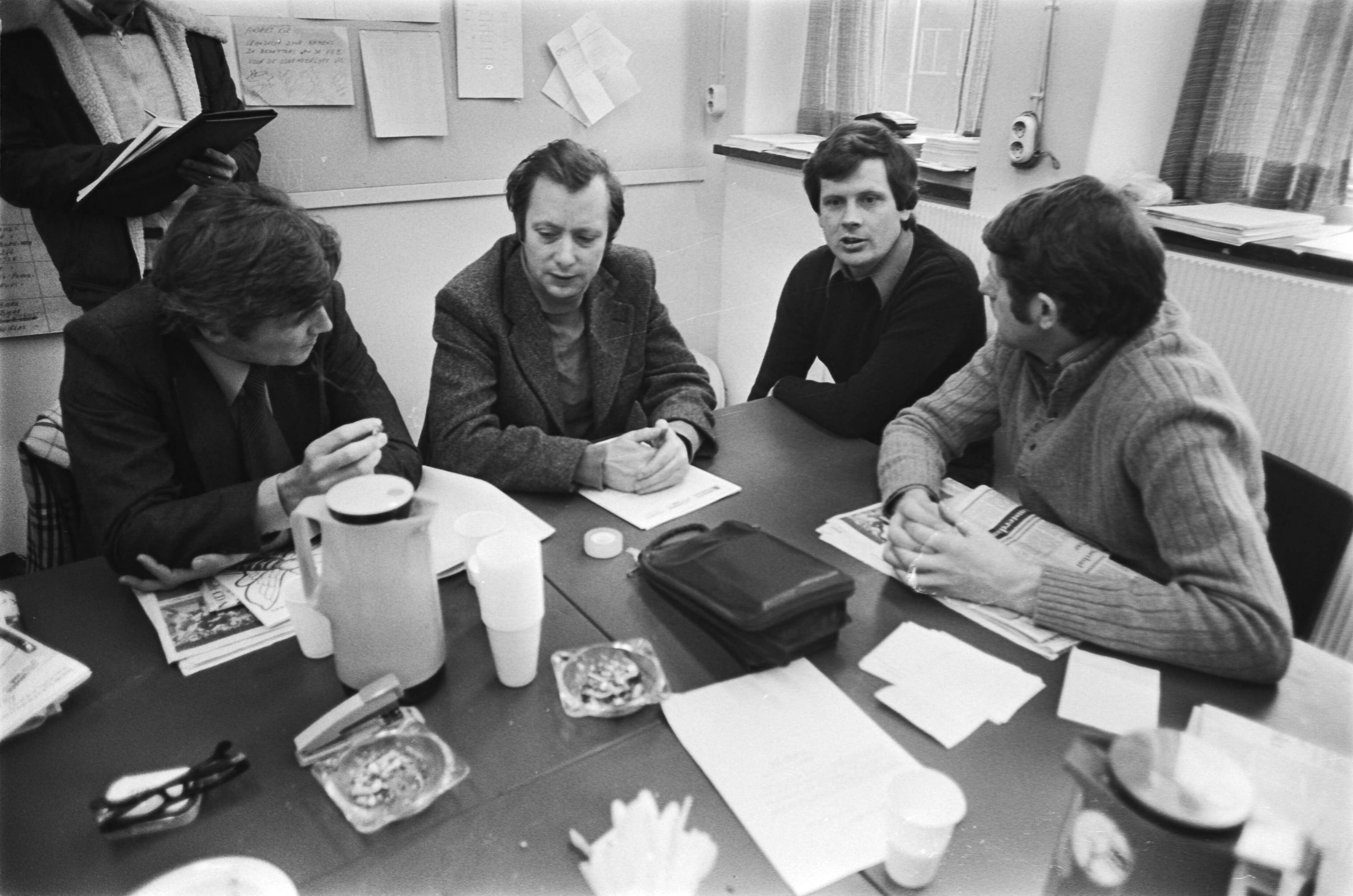Fotocollectie Anefo — Bezetting fabriek Zetmeelgroep West van KSH in Koog aan de Zaan ; actievoerders praten met PvdA Kamerleden — Foto: Suyk, Koen / Anefo. Licentie: Set B: Rechtenvrij / Publiek Domein. Bron: Nationaal Archief. http://hdl.handle.net/10648/acadd4e6-d0b4-102d-bcf8-003048976d84