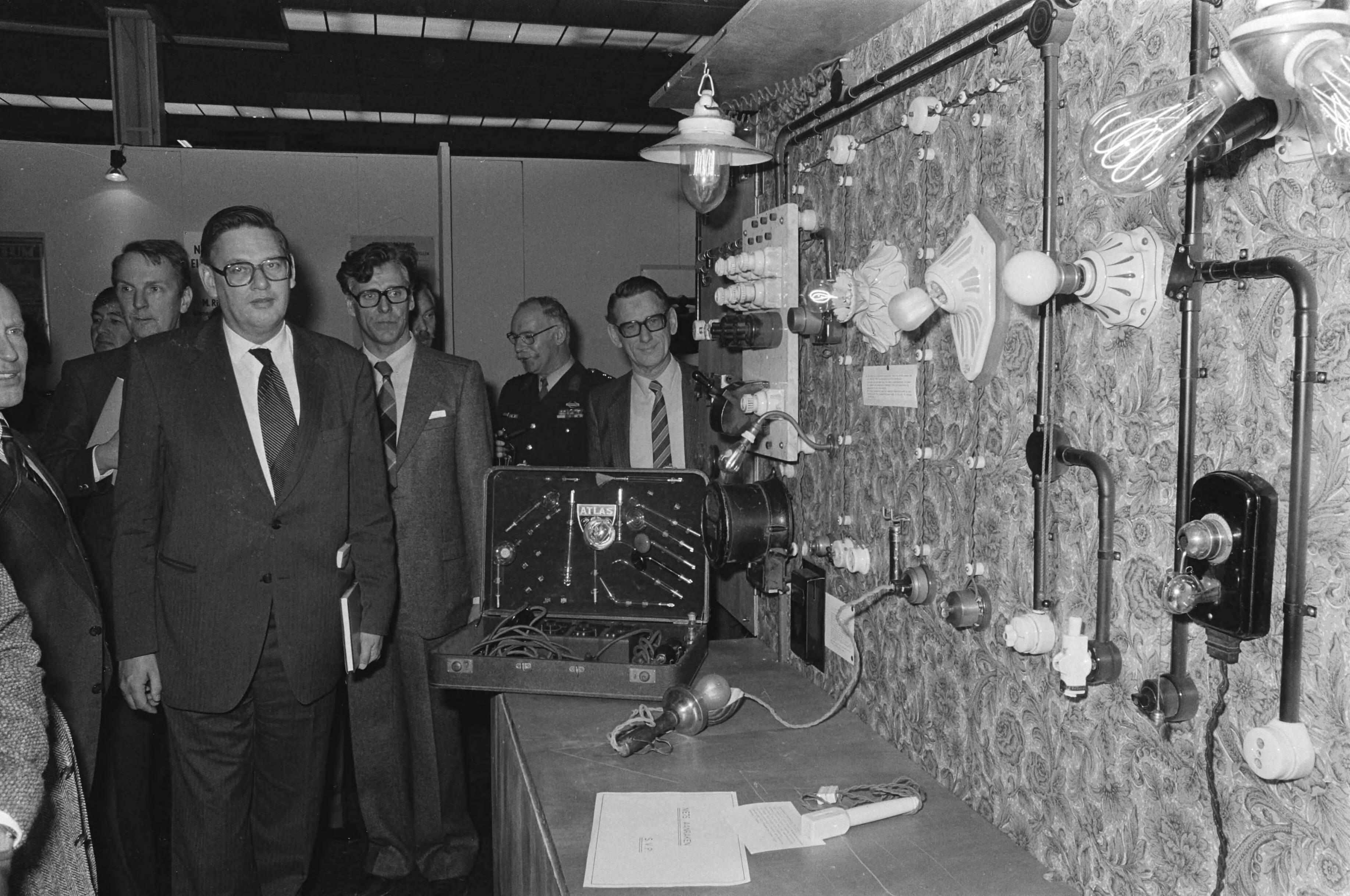 Fotocollectie Anefo — Van 17 t/m 22 november wordt in Bernhard en Marijke hal Utrechtse jaarbeurshallen de vakbeurs Electrotechniek, Minister Van Aardenne — Foto: Bogaerts, Rob / Anefo. Licentie: Set B: Rechtenvrij / Publiek Domein. Bron: Nationaal Archief. http://hdl.handle.net/10648/acedcb5a-d0b4-102d-bcf8-003048976d84
