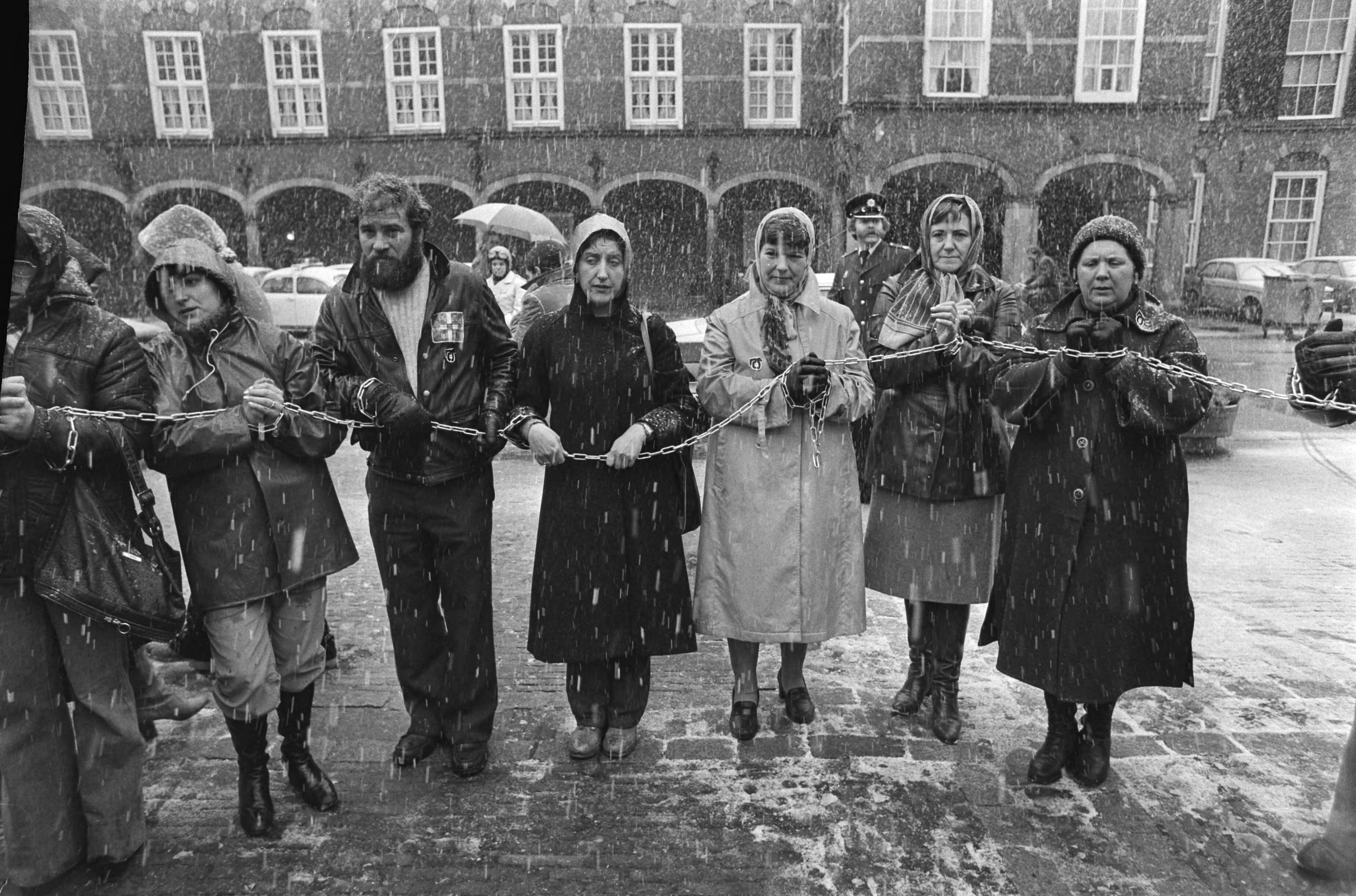 Demonstratie van "geketende" vrouwen op het Binnenhof tegen het gevangen zetten en houden van Baskische jongeren in Spanje — Den Haag|Zuid-Holland|demonstraties |vrouwen|Binnenhof — Foto: Suyk, Koen / Anefo. Licentie: Set B: Rechtenvrij / Publiek Domein. Bron: Nationaal Archief. http://hdl.handle.net/10648/acc64648-d0b4-102d-bcf8-003048976d84