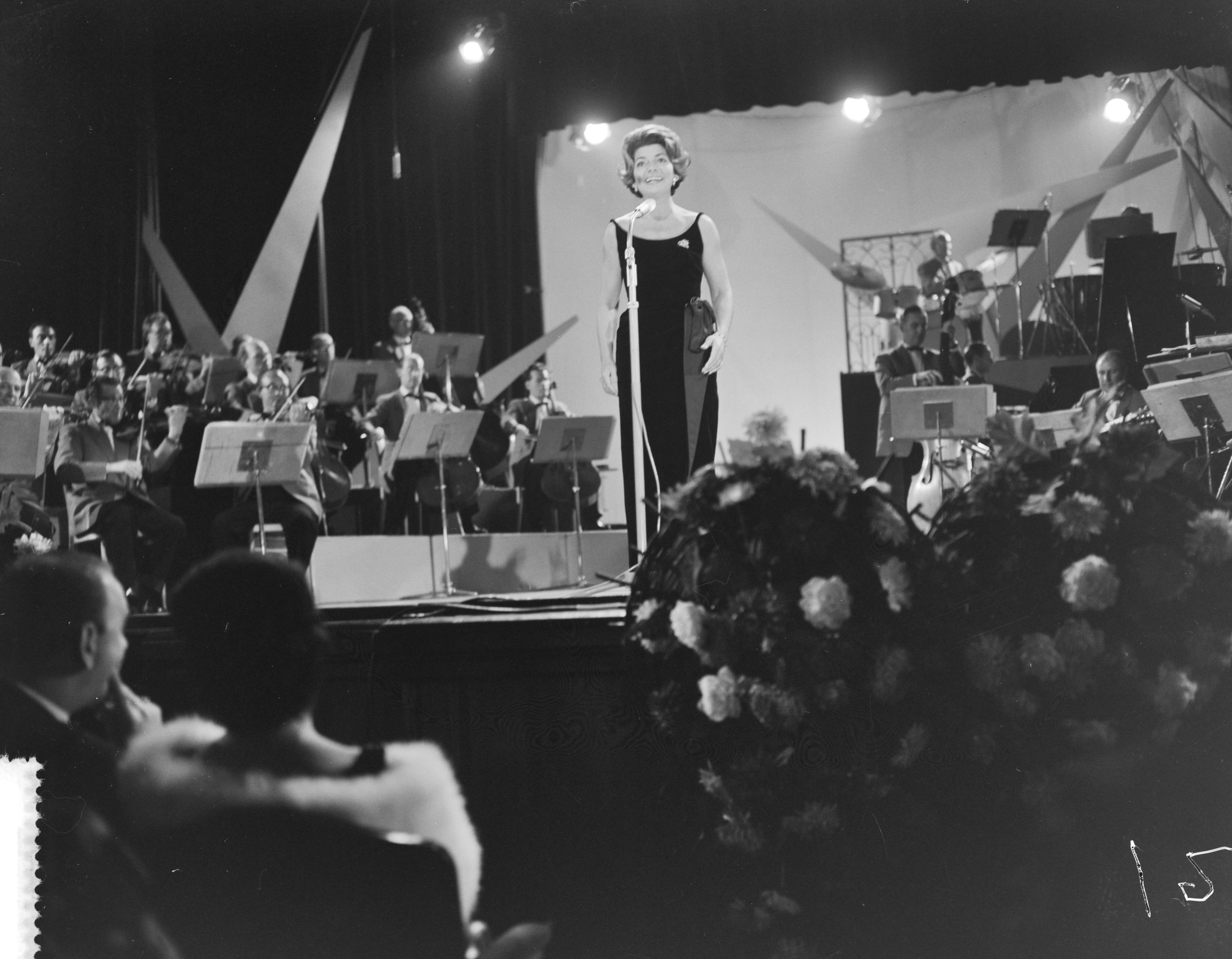 Grand Gala Du Disque in het Kurhaus te Scheveningen — Grand Gala Du Disque in Kurhaus. Lys Assia — Foto: Bilsen, Joop van / Anefo. Licentie: Set B: Rechtenvrij / Publiek Domein. Bron: Nationaal Archief. http://hdl.handle.net/10648/a9e481d8-d0b4-102d-bcf8-003048976d84