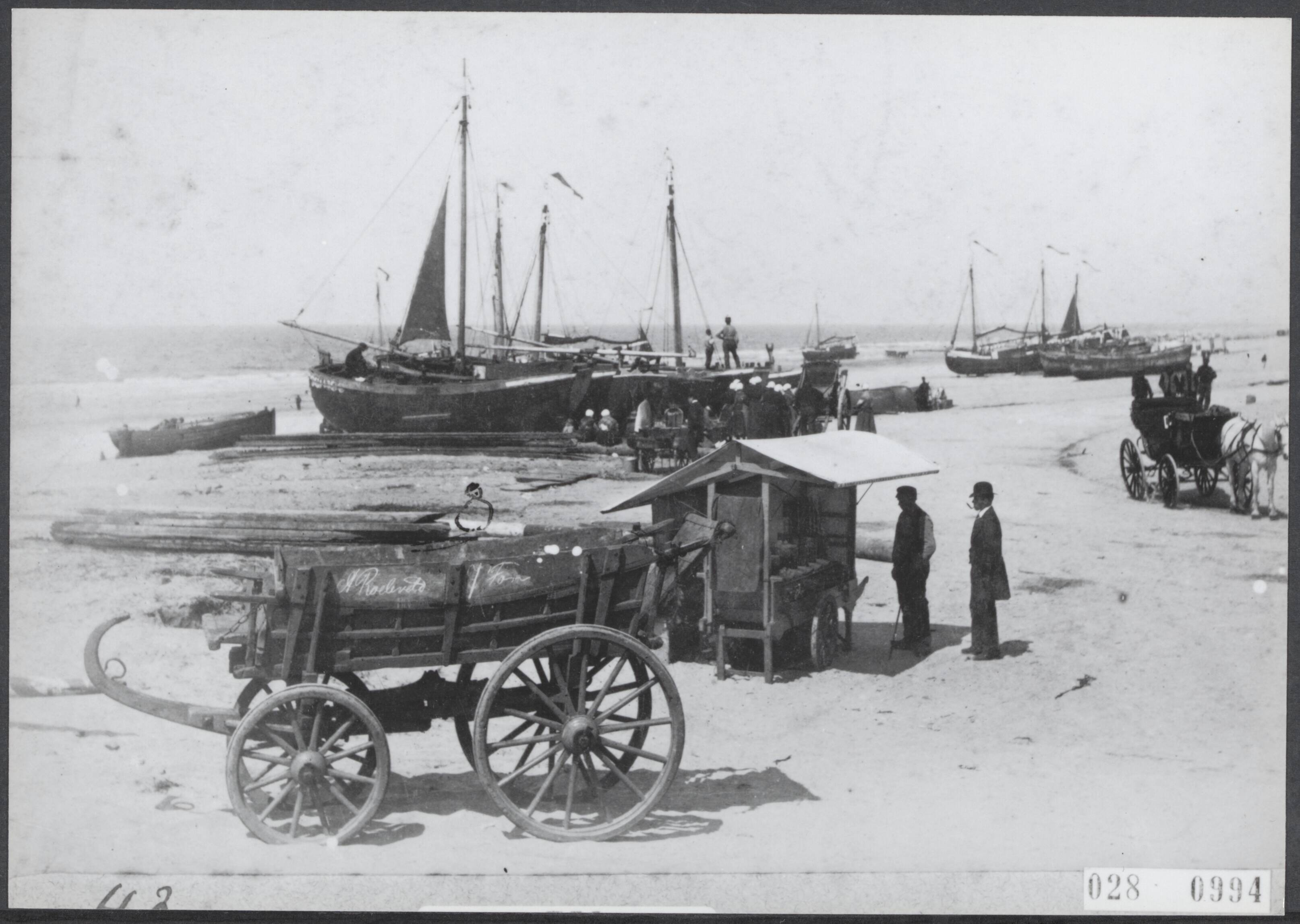 Fotocollectie Elsevier Binnenland — Scheveningen. Strand. Op de voorgrond een nettenboeterswagen — Foto: Onbekend / Publiek Domein of Rechtenvrij. Licentie: Set B: Rechtenvrij / Publiek Domein. Bron: Nationaal Archief. http://hdl.handle.net/10648/addf7464-d0b4-102d-bcf8-003048976d84