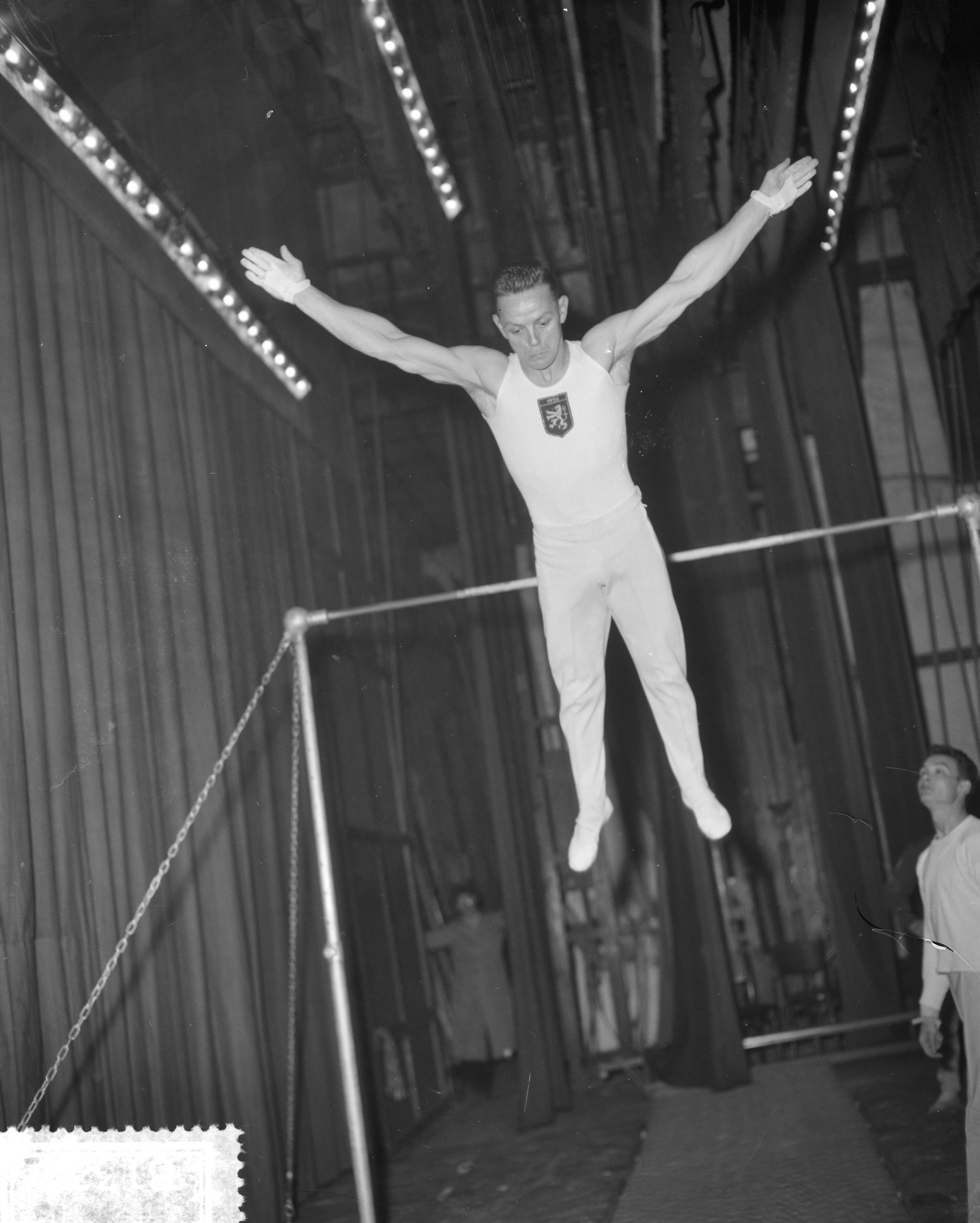 Fotocollectie Anefo — Landen-turnwedstrijd Nederland tegen België in Den Haag. R. Marteaux , kampioen van België — Foto: Bilsen, Joop van / Anefo. Licentie: Set B: Rechtenvrij / Publiek Domein. Bron: Nationaal Archief. http://hdl.handle.net/10648/a95274a0-d0b4-102d-bcf8-003048976d84