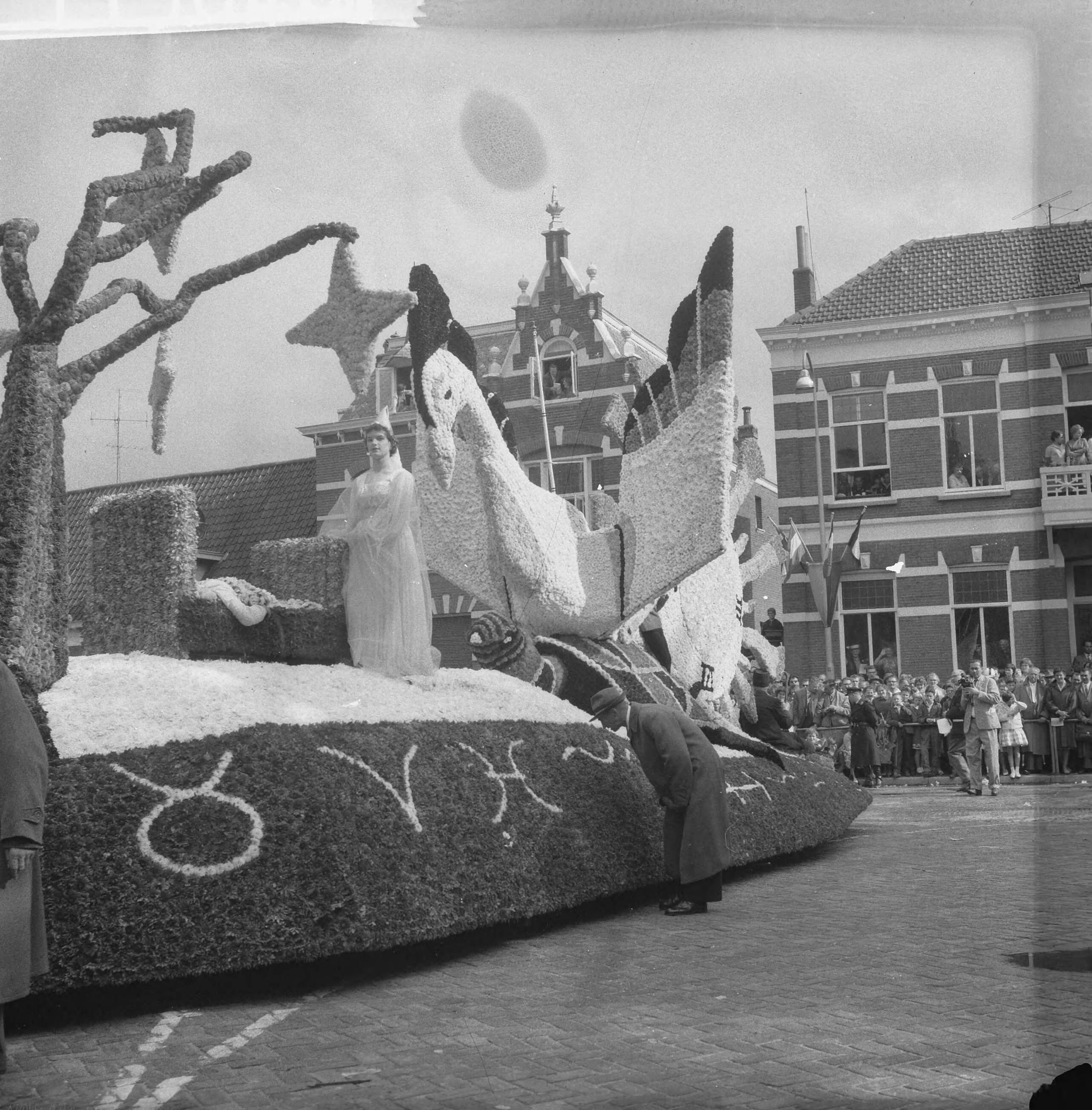 Fotocollectie Anefo — Bloemencorso te Zundert, praalwagen getiteld "De vliedende tijd" — Foto: Rossem, Wim van / Anefo. Licentie: Set B: Rechtenvrij / Publiek Domein. Bron: Nationaal Archief. http://hdl.handle.net/10648/a9b87e44-d0b4-102d-bcf8-003048976d84