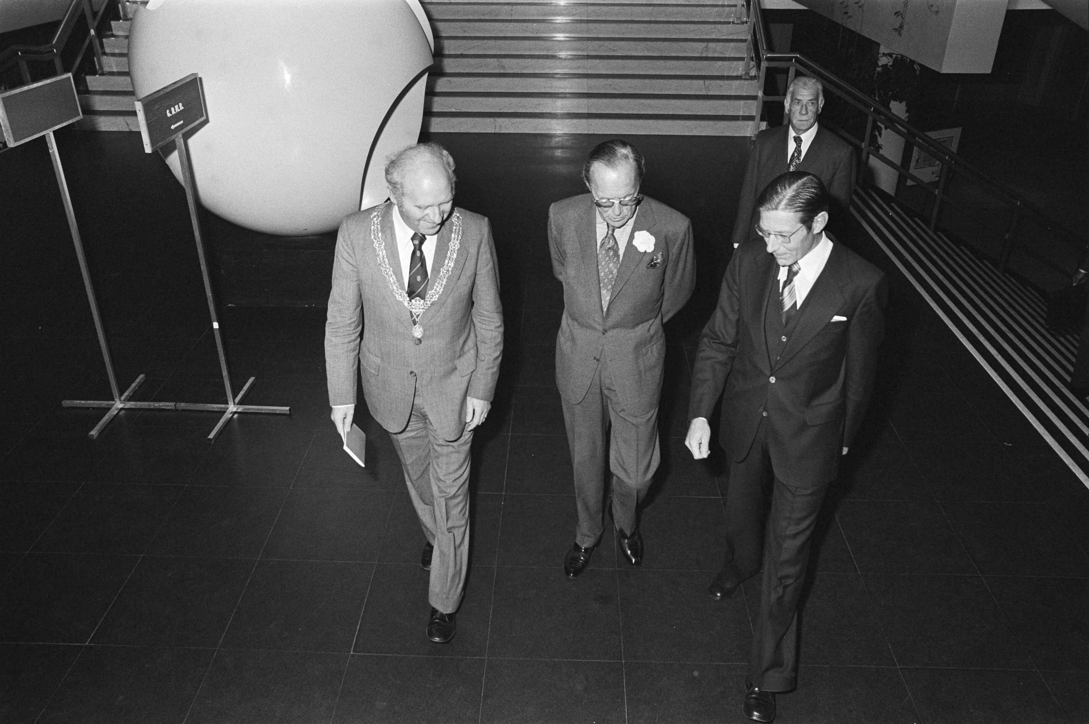 Fotocollectie Anefo — Prins Bernhard opent Nederlands-Duits Mijnbouwdeskundig Congres in Congresgebouw te Den Haag ; aankomst en ontvangst — Foto: Peters, Hans / Anefo. Licentie: Set B: Rechtenvrij / Publiek Domein. Bron: Nationaal Archief. http://hdl.handle.net/10648/ac8c4286-d0b4-102d-bcf8-003048976d84
