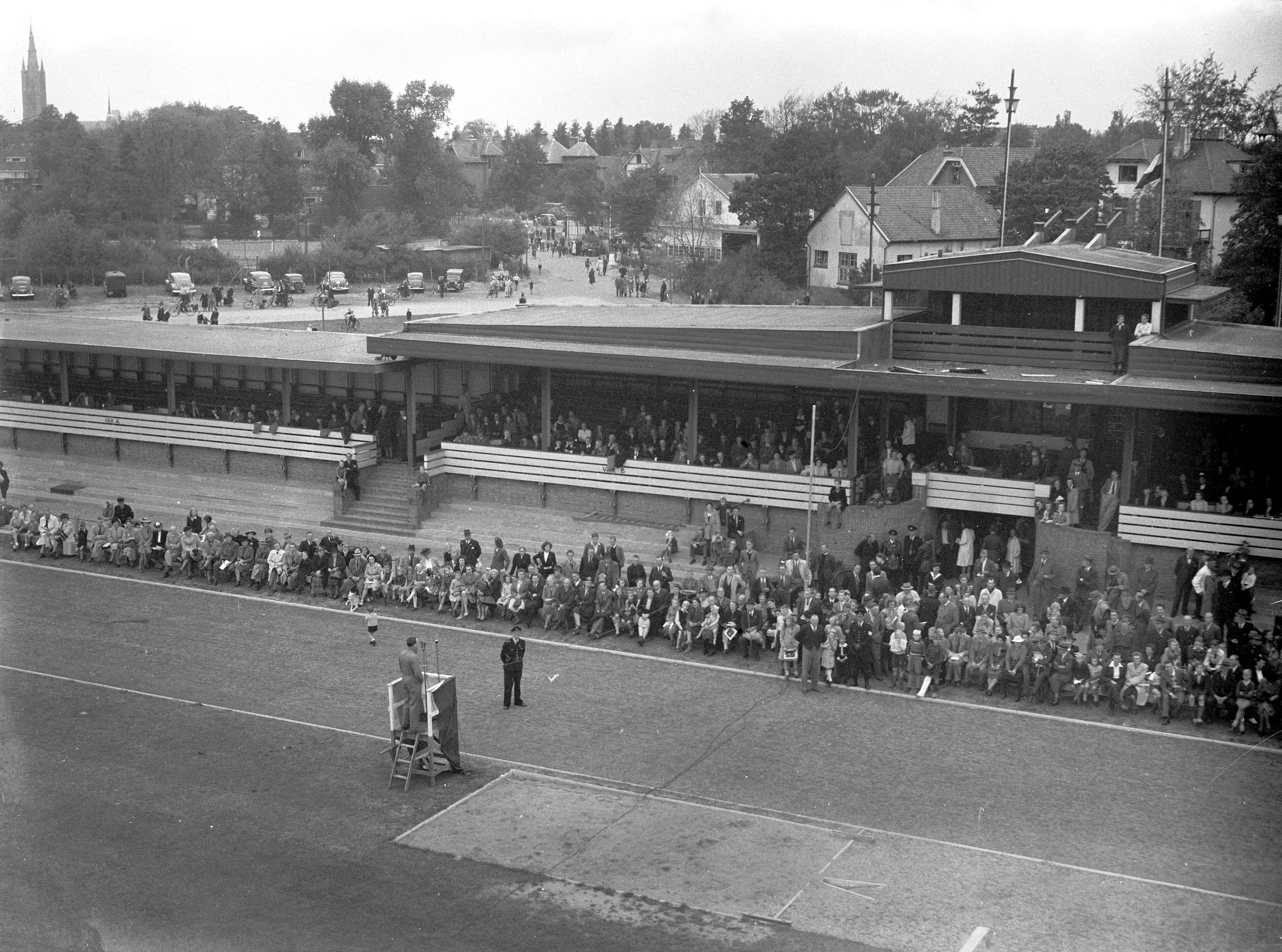 Fotocollectie Anefo — Landdag van de koninklijke vereniging "Oost en West" op het Hilversumse Sportpark — Foto: Sagers, Harry / Anefo. Licentie: Set B: Rechtenvrij / Publiek Domein. Bron: Nationaal Archief. http://hdl.handle.net/10648/a8adc068-d0b4-102d-bcf8-003048976d84