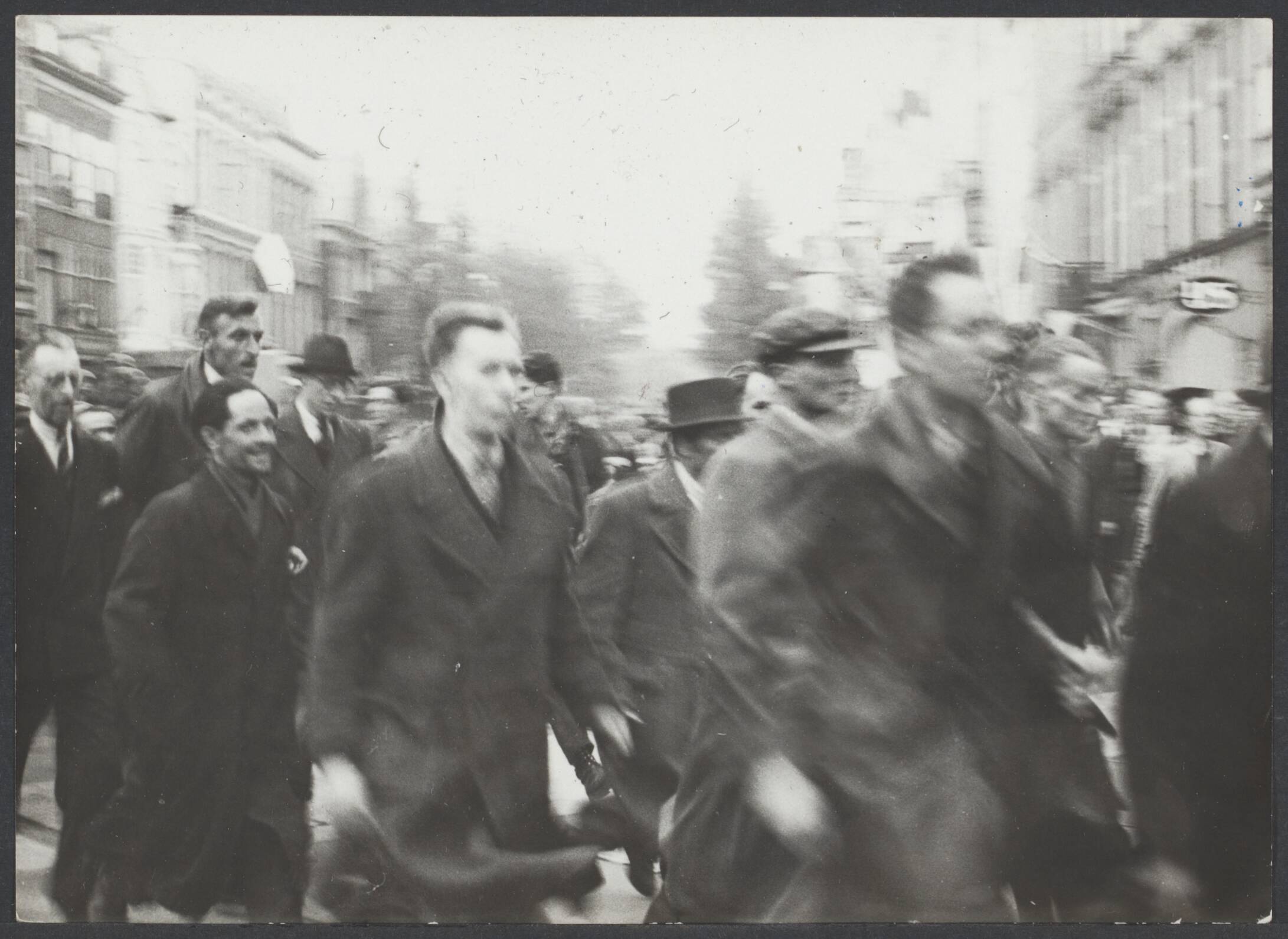 Collaboratie Nederland. — NSB-ers worden opgepakt. Den Haag 1945 — Foto: Onbekend / Publiek Domein of Rechtenvrij. Licentie: Set B: Rechtenvrij / Publiek Domein. Bron: Nationaal Archief. http://hdl.handle.net/10648/4f2d66d4-f3b3-9ce6-6a00-05c41774d6d8