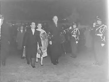 Fotocollectie Anefo — Aankomst van de president van Costa Rica, José Figueres Ferrer, op Schiphol. Hij werd begroet door minister Luns — Foto: Pot, Harry / Anefo. Licentie: Set B: Rechtenvrij / Publiek Domein. Bron: Nationaal Archief. http://hdl.handle.net/10648/a95029e8-d0b4-102d-bcf8-003048976d84
