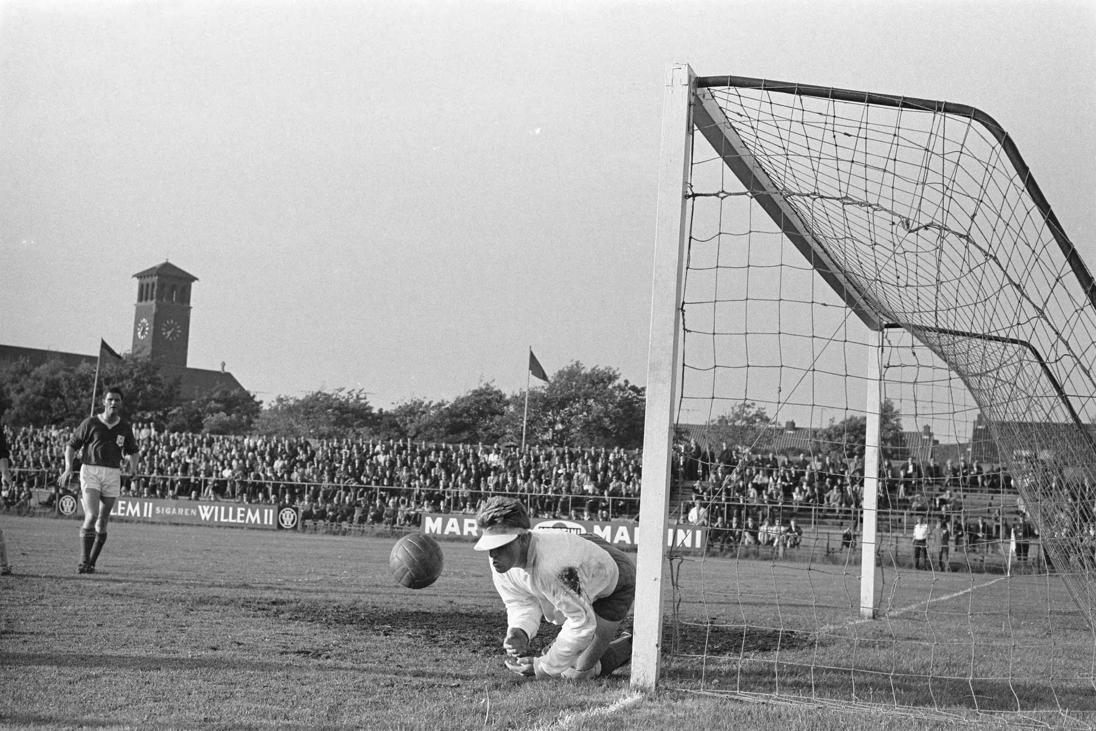 Fotocollectie Anefo — Voetbal. Haarlem tegen DFC 2-3. DFC doelman Harry Hentenaar — Foto: Pot, Harry / Anefo. Licentie: Set B: Rechtenvrij / Publiek Domein. Bron: Nationaal Archief. http://hdl.handle.net/10648/aa3ab0da-d0b4-102d-bcf8-003048976d84