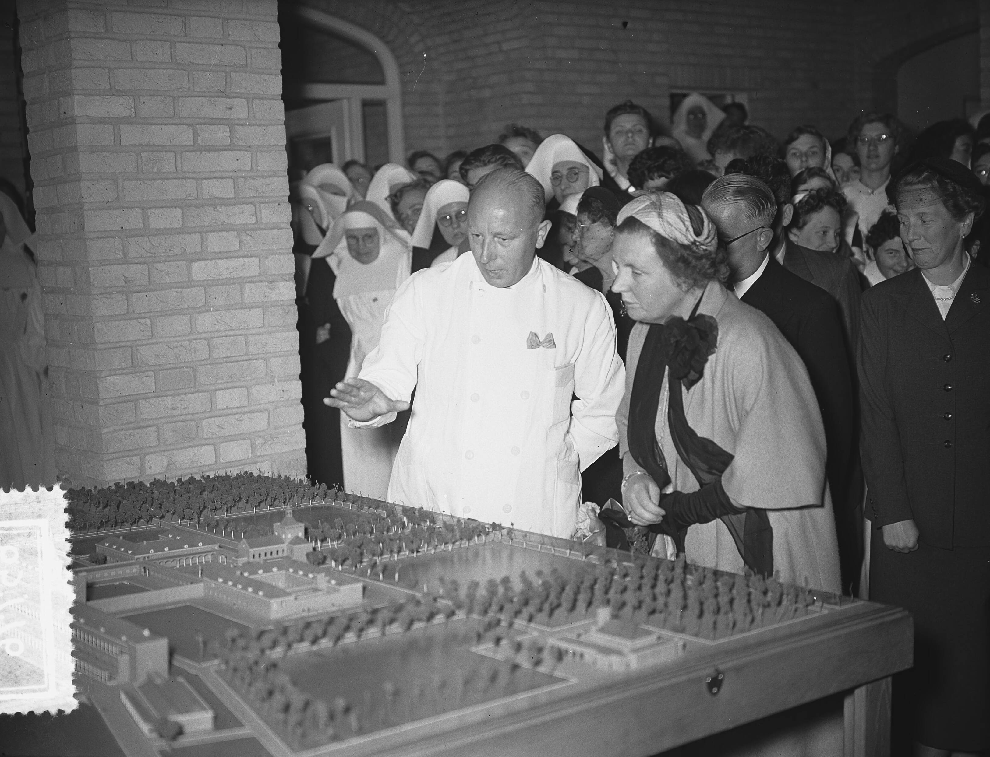 Koningin Juliana opent sanatorium De Klokkenberg in Breda — Opening van sanatorium "Klokkenberg". Koningin Juliana krijgt uitleg over de maquette — Foto: Bilsen, Joop van / Anefo. Licentie: Set B: Rechtenvrij / Publiek Domein. Bron: Nationaal Archief. http://hdl.handle.net/10648/a9254246-d0b4-102d-bcf8-003048976d84