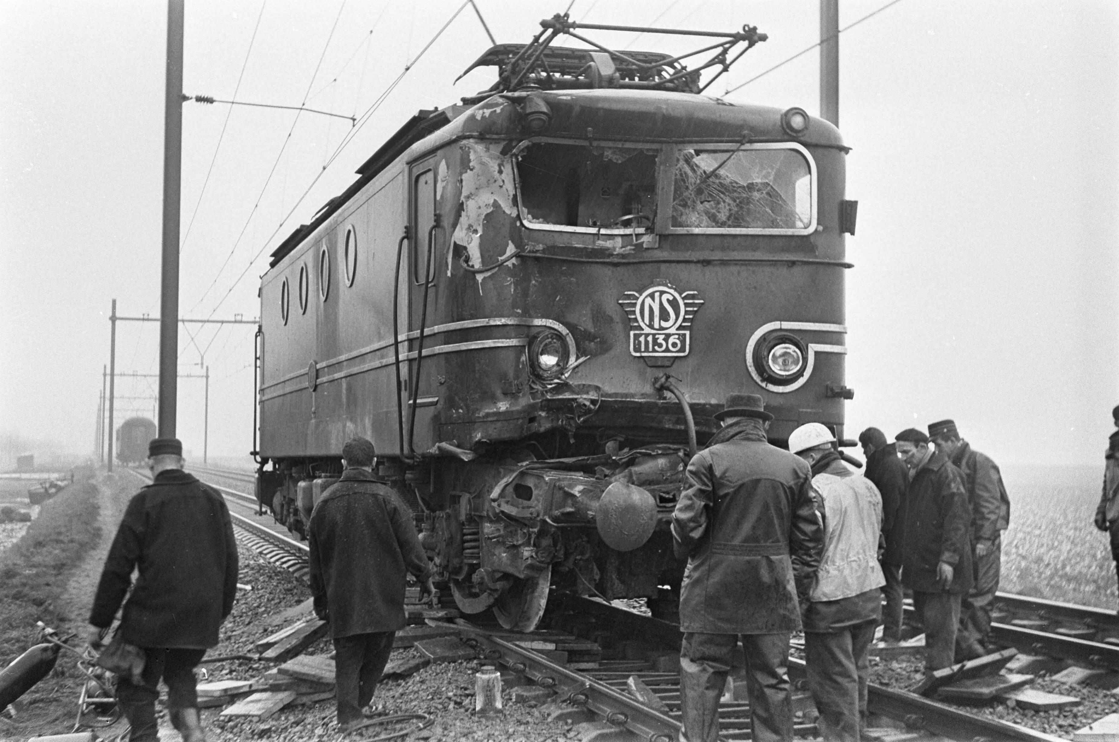 Fotocollectie Anefo — Treinongeluk bij Zoetermeer. De beschadigde locomotief — Foto: Evers, Joost / Anefo. Licentie: Set B: Rechtenvrij / Publiek Domein. Bron: Nationaal Archief. http://hdl.handle.net/10648/ab31a020-d0b4-102d-bcf8-003048976d84