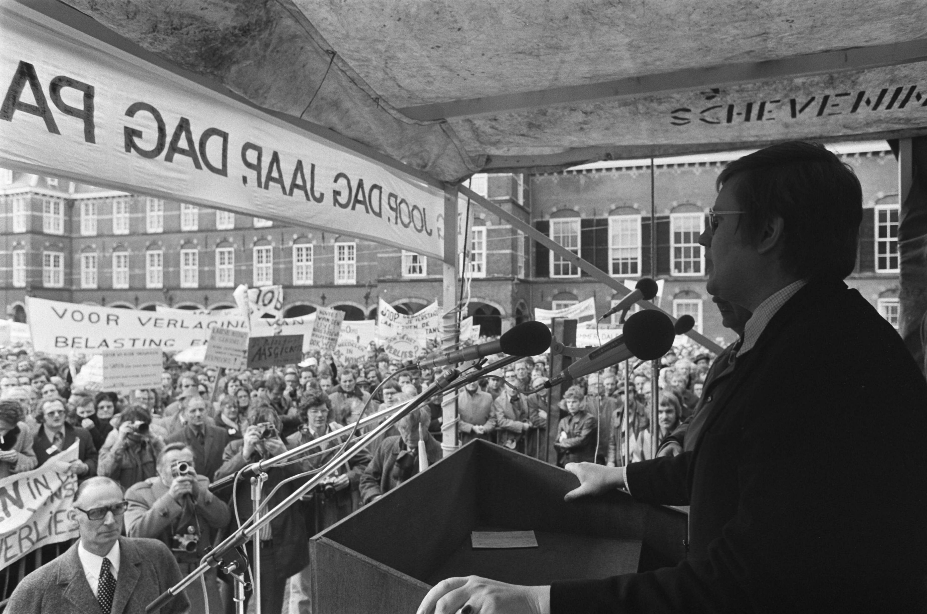 Fotocollectie Anefo — Middenstanders demonstreren op Binnenhof in Den Haag voor betere voorzieningen; Wiegel (VVD) spreekt middenstanders toe — Foto: Mieremet, Rob / Anefo. Licentie: Set B: Rechtenvrij / Publiek Domein. Bron: Nationaal Archief. http://hdl.handle.net/10648/ac58fcaa-d0b4-102d-bcf8-003048976d84