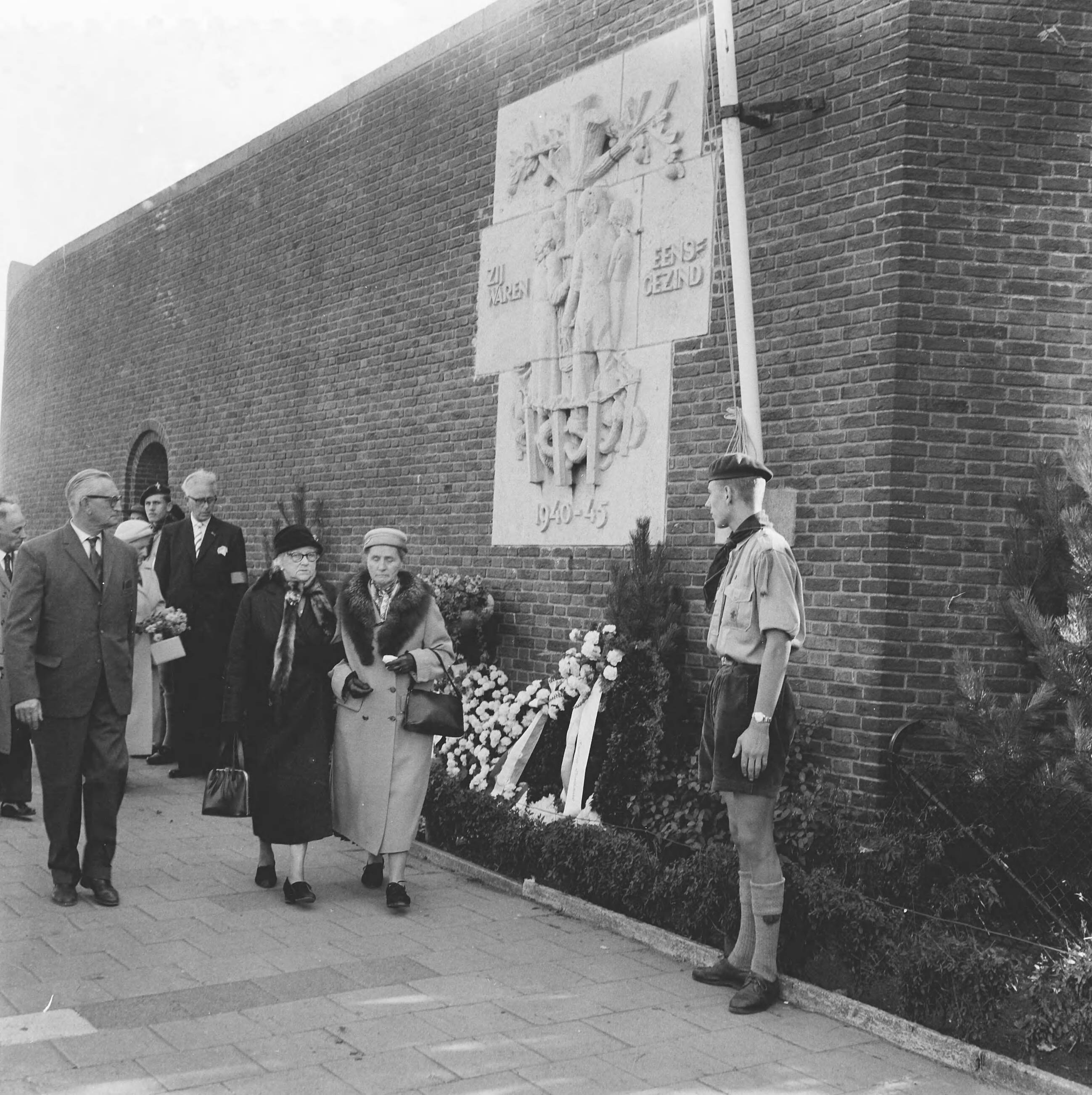 Fotocollectie Anefo — Jaarlijkse dodenherdenking Oranjehotel — Foto: Behrens, Herbert F. / Anefo. Licentie: Set B: Rechtenvrij / Publiek Domein. Bron: Nationaal Archief. http://hdl.handle.net/10648/a99f7318-d0b4-102d-bcf8-003048976d84