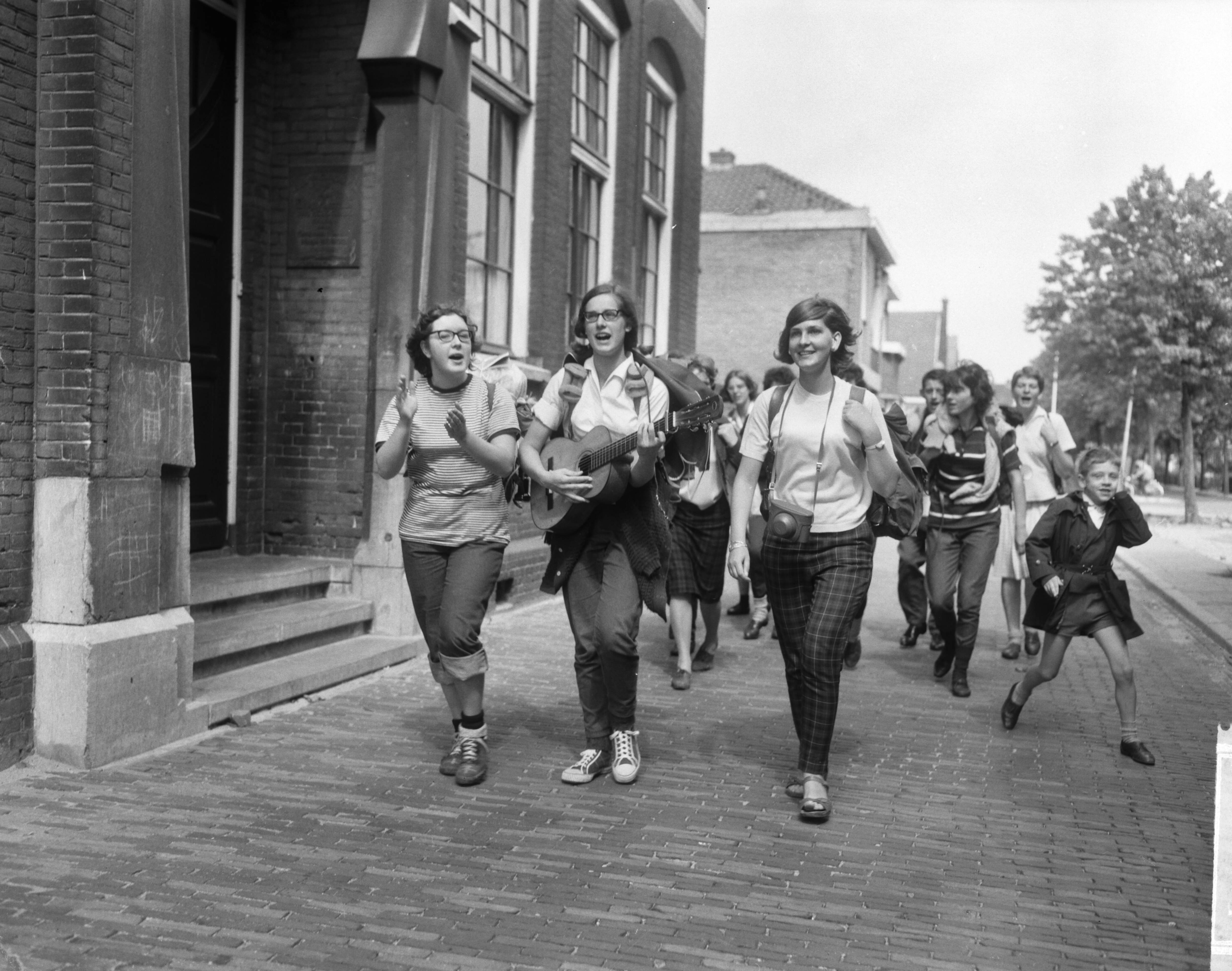 Fotocollectie Anefo — Tochtgenoten van St. Franciscus te Zaandam gestart voor 7-daagse voettocht — Foto: Bilsen, Joop van / Anefo. Licentie: Set B: Rechtenvrij / Publiek Domein. Bron: Nationaal Archief. http://hdl.handle.net/10648/aab824b6-d0b4-102d-bcf8-003048976d84