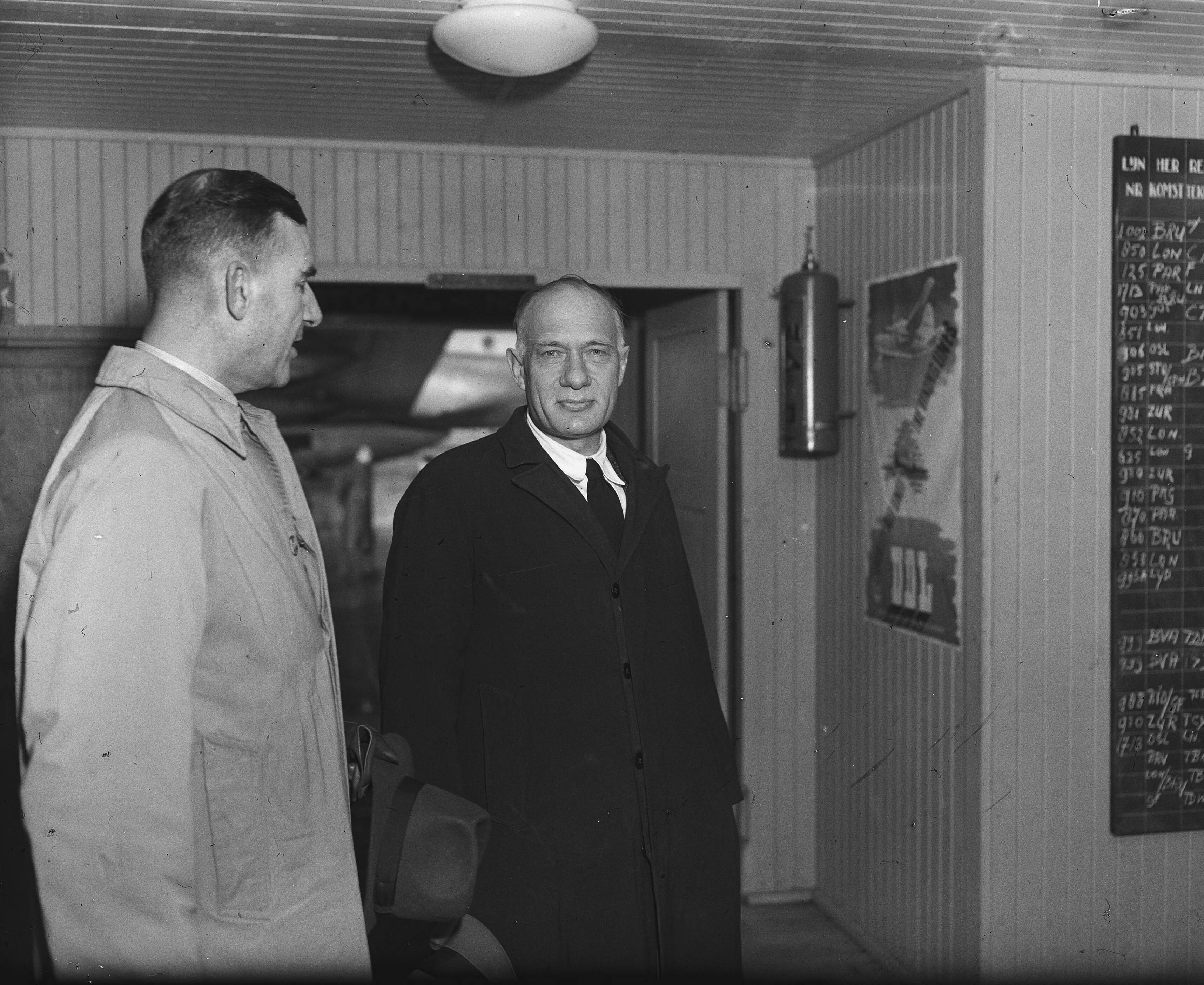 Fotocollectie Anefo — Aankomst vice-admiraal A.S. Pinke op Schiphol — Foto: Wisman, Bram / Anefo. Licentie: Set B: Rechtenvrij / Publiek Domein. Bron: Nationaal Archief. http://hdl.handle.net/10648/a8b075ce-d0b4-102d-bcf8-003048976d84