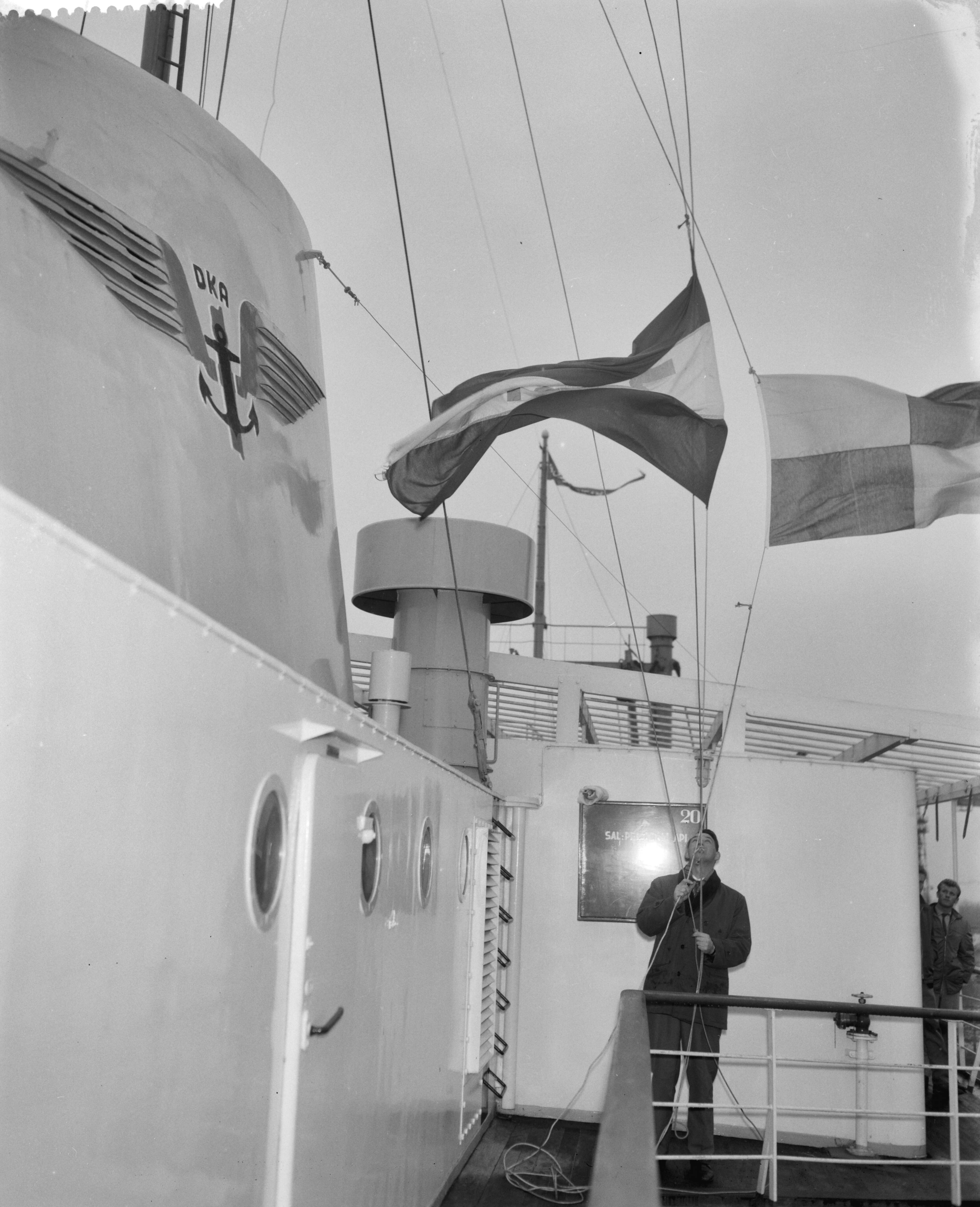 Fotocollectie Anefo — Overdracht schip bij de Zaanlandse Scheepsbouw Maatschappij te Zaandam — Foto: Bilsen, Joop van / Anefo. Licentie: Set B: Rechtenvrij / Publiek Domein. Bron: Nationaal Archief. http://hdl.handle.net/10648/a9bf70e6-d0b4-102d-bcf8-003048976d84