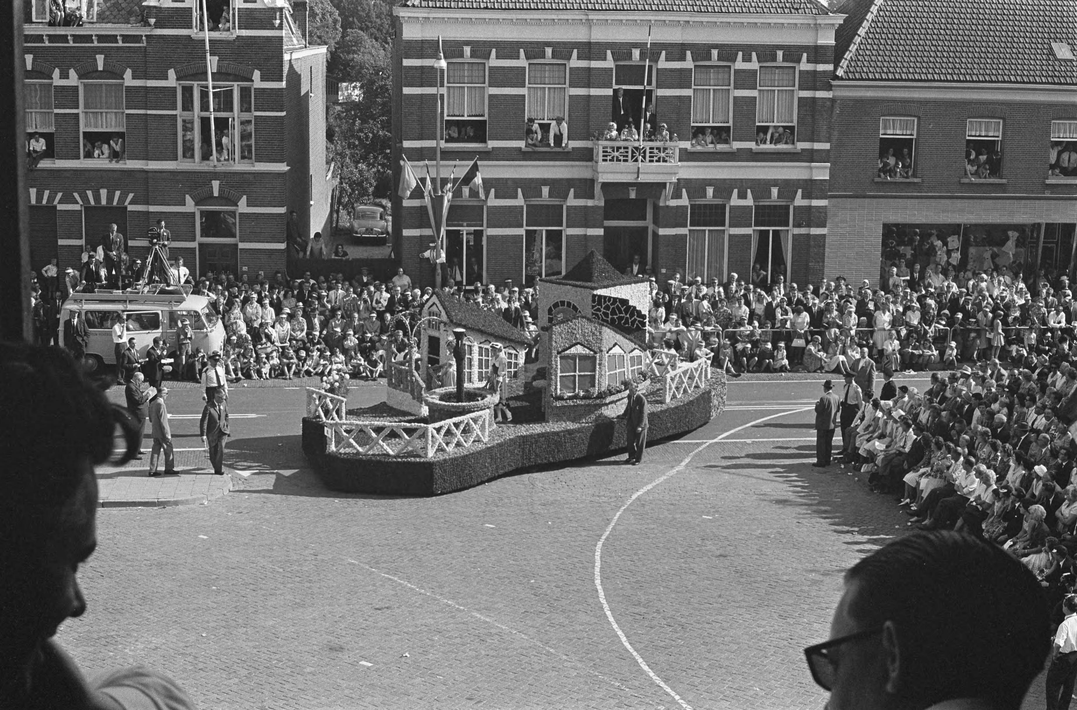 Fotocollectie Anefo — Bloemencorso te Zundert, praalwagen die Nautilus uitbeeld — Foto: Gelderen, Hugo van / Anefo. Licentie: Set B: Rechtenvrij / Publiek Domein. Bron: Nationaal Archief. http://hdl.handle.net/10648/aa15bfc8-d0b4-102d-bcf8-003048976d84