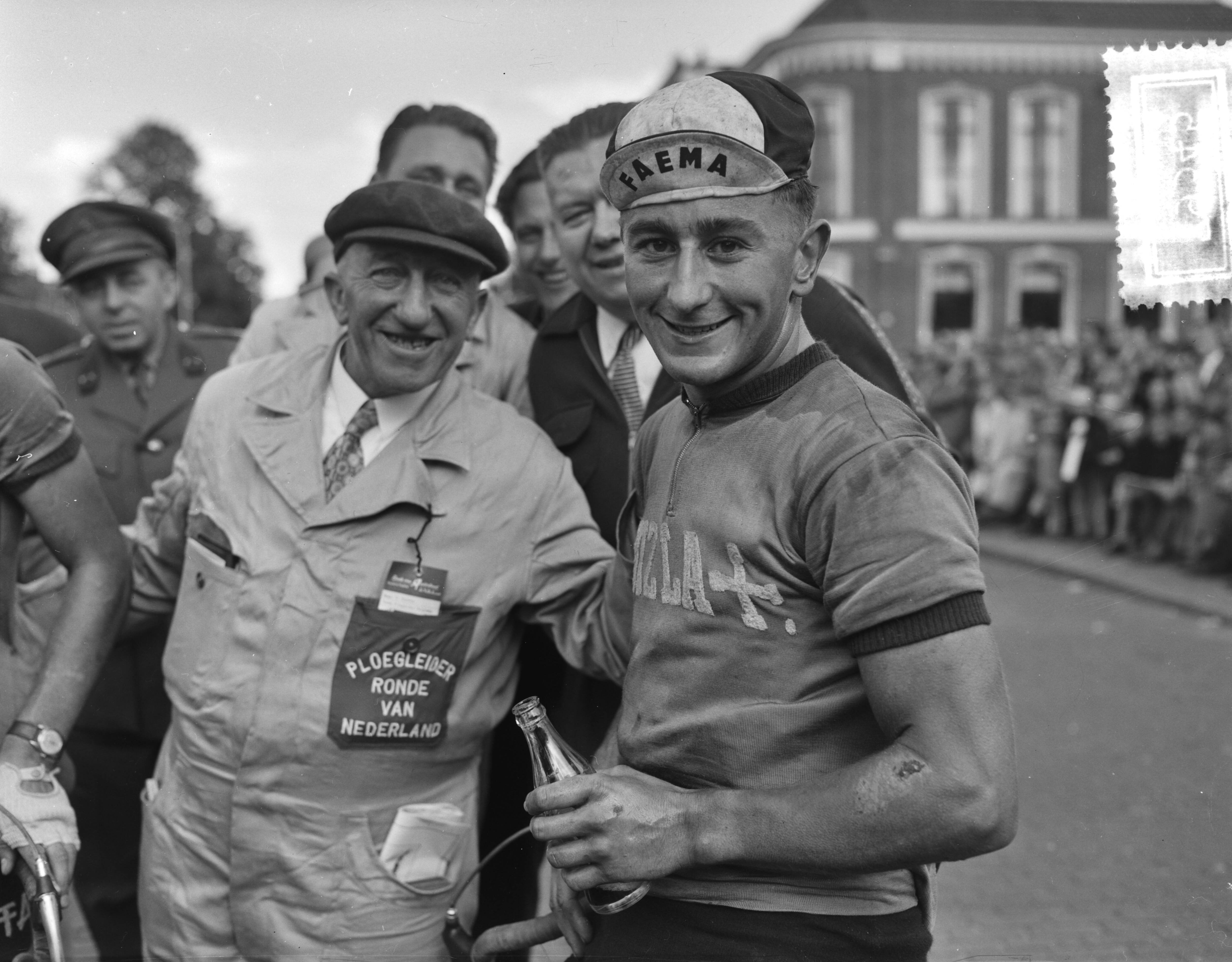 Fotocollectie Anefo — Ronde van Nederland. 2e etappe Steenwijkerwold-Leeuwarden. Etappewinnaar, de Belg Willy Vannitsen met zijn ploegleider — Foto: Bilsen, Joop van / Anefo. Licentie: Set B: Rechtenvrij / Publiek Domein. Bron: Nationaal Archief. http://hdl.handle.net/10648/a94cfa0c-d0b4-102d-bcf8-003048976d84