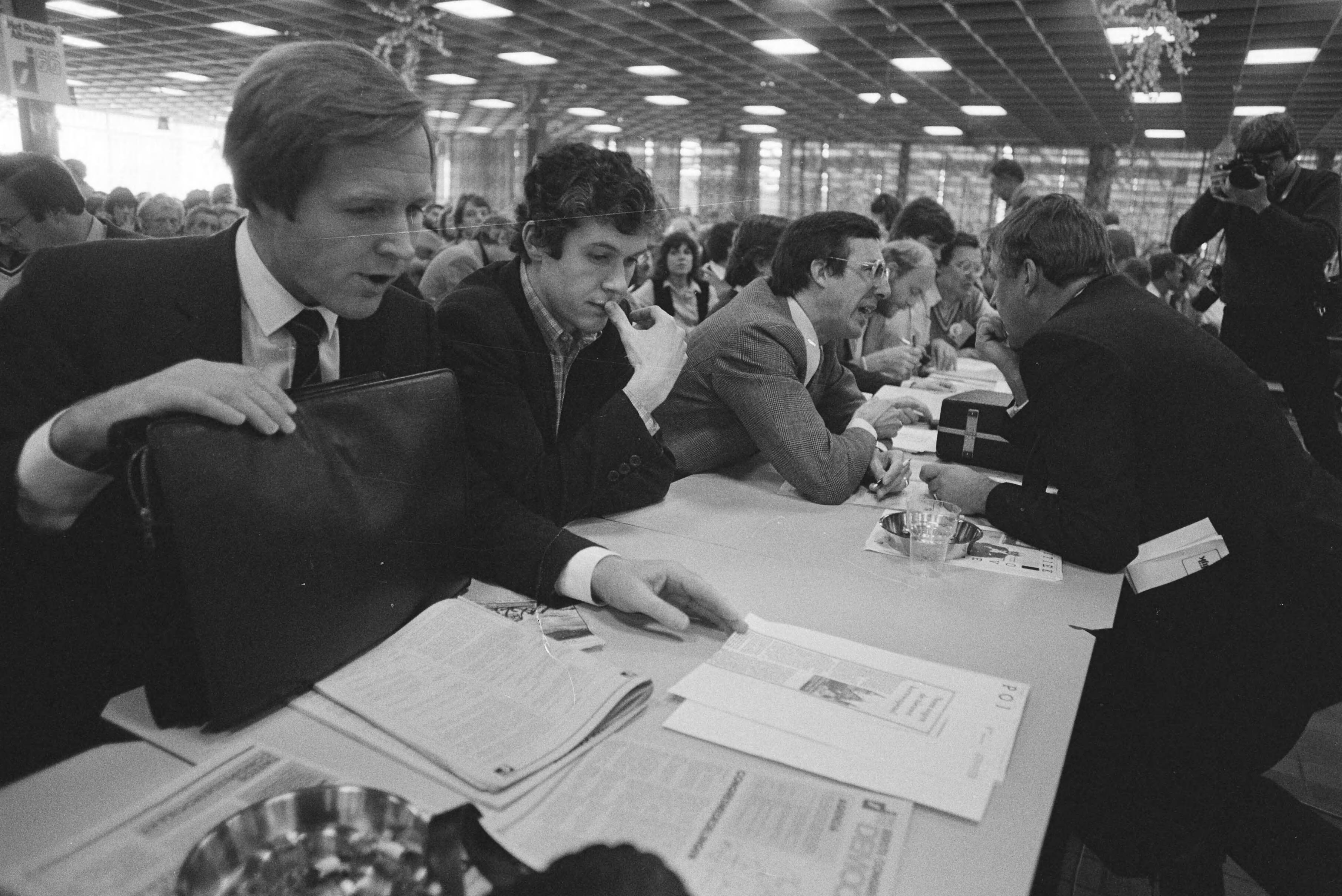 Fotocollectie Anefo — Congres D66 in Utrecht, links Terlouw naast hem vice-voorzitter Van Oorschot — Foto: Croes, Rob C. / Anefo. Licentie: Set B: Rechtenvrij / Publiek Domein. Bron: Nationaal Archief. http://hdl.handle.net/10648/acecb24c-d0b4-102d-bcf8-003048976d84