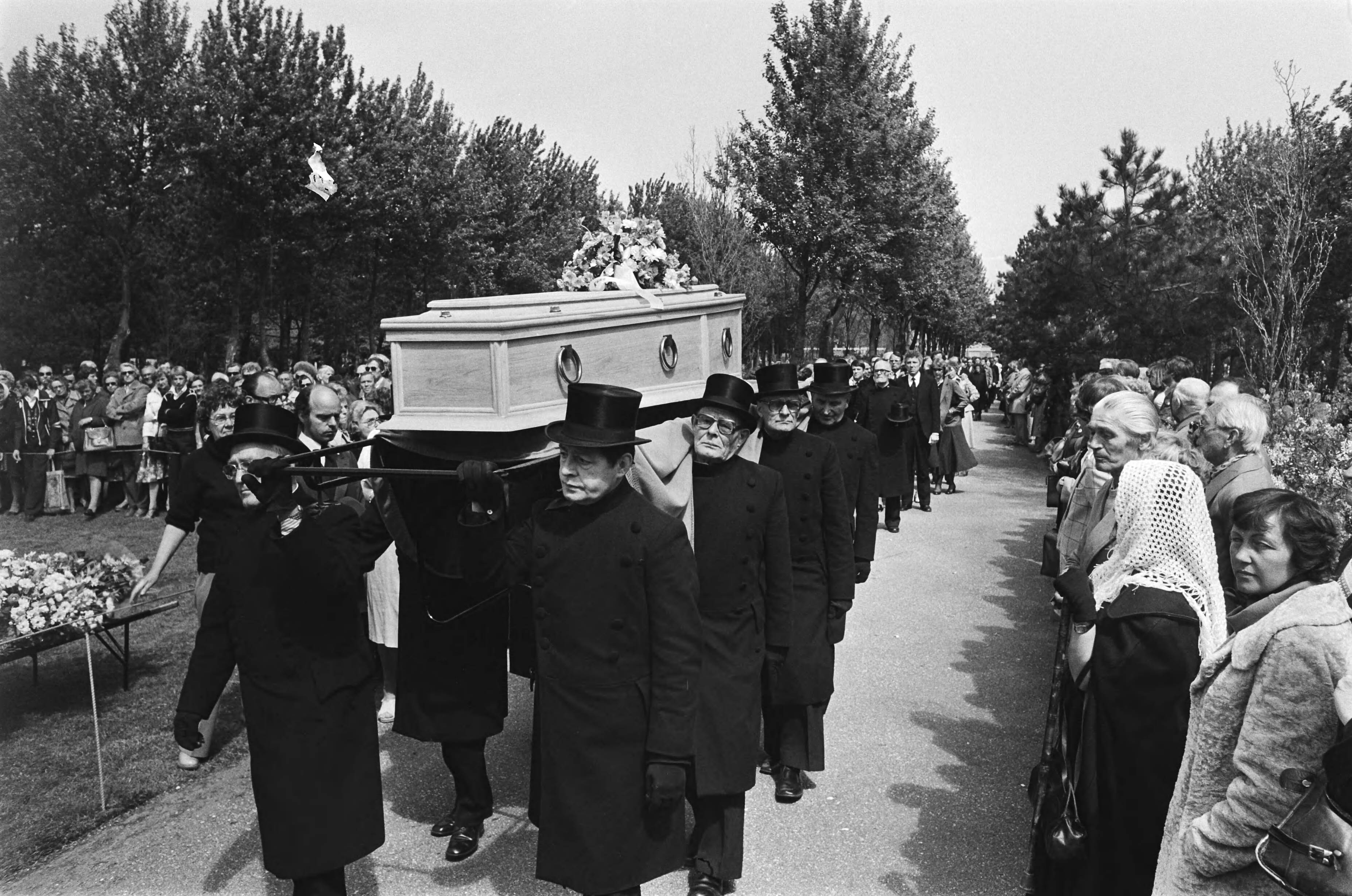 Fotocollectie Anefo — Acteur Ko van Dijk in Den Haag begraven; begrafenis o.m. Mary Dresselhuys e.a. — Foto: Verhoeff, Bert / Anefo. Licentie: Set B: Rechtenvrij / Publiek Domein. Bron: Nationaal Archief. http://hdl.handle.net/10648/acb281d0-d0b4-102d-bcf8-003048976d84