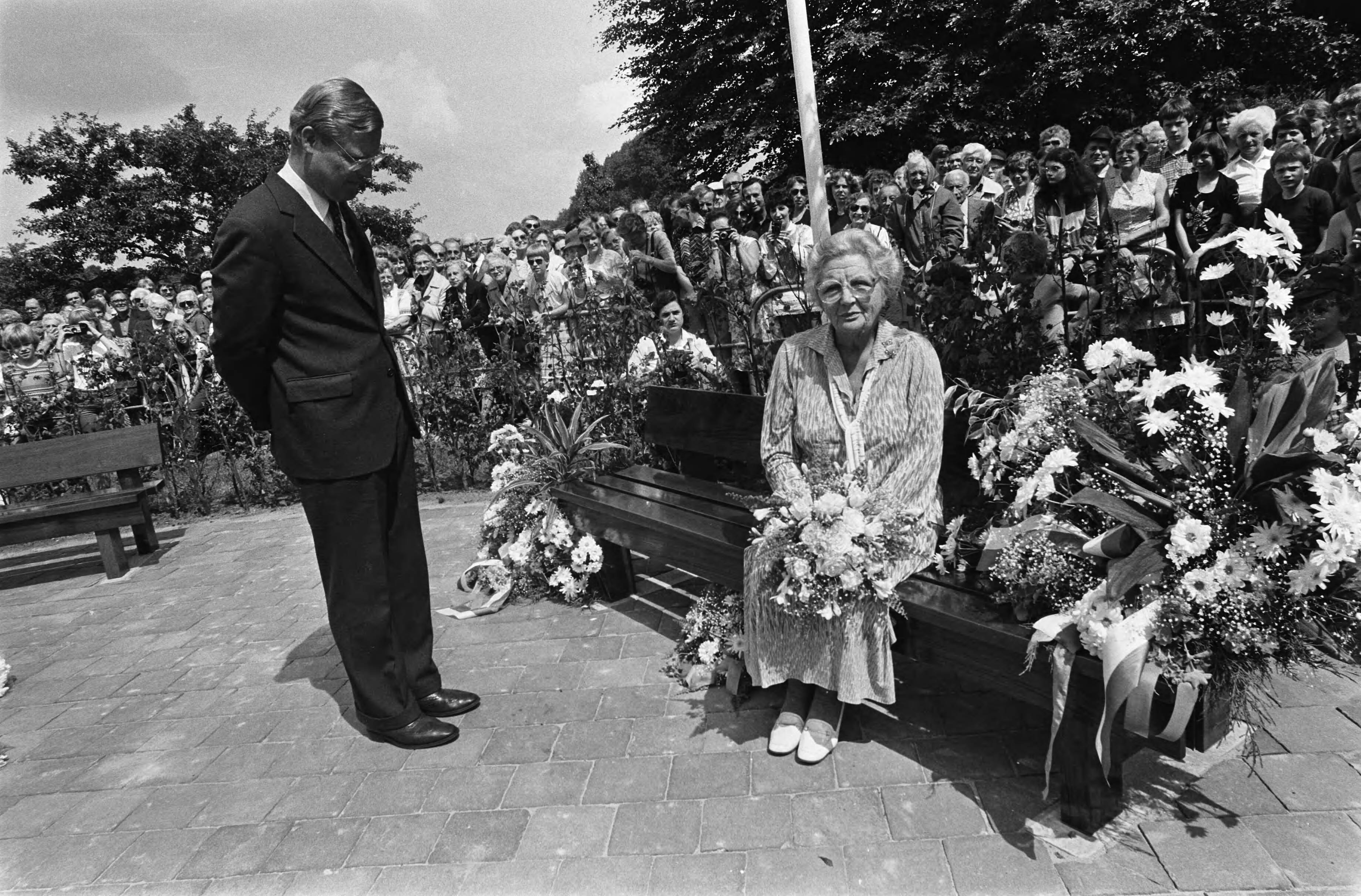 Fotocollectie Anefo — Prinses Juliana heeft een houten zitbank van de bevolking van Soest aangeboden gekregen; Prinses Juliana — Foto: Dijk, Hans van / Anefo. Licentie: Set B: Rechtenvrij / Publiek Domein. Bron: Nationaal Archief. http://hdl.handle.net/10648/acfcf6a2-d0b4-102d-bcf8-003048976d84