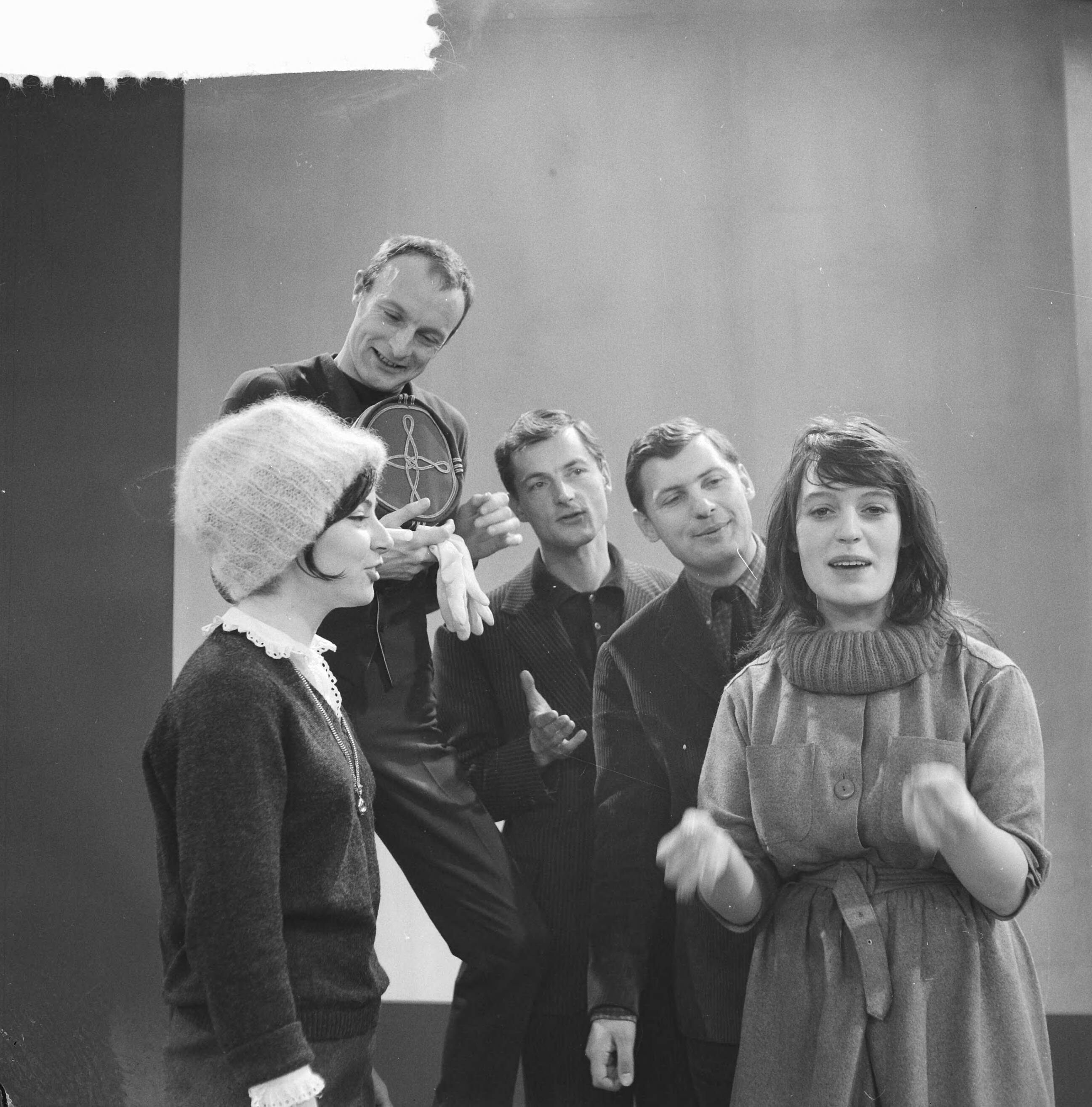 Fotocollectie Anefo — Televisiecabaretprogramma "Croissantje Half-om" (VARA). V.l.n.r Janine, Will Spoor, Doude van Herwijnen, Nico en Wilhelmine — Foto: Lindeboom, Henk / Anefo. Licentie: Set B: Rechtenvrij / Publiek Domein. Bron: Nationaal Archief. http://hdl.handle.net/10648/a9c3d83e-d0b4-102d-bcf8-003048976d84