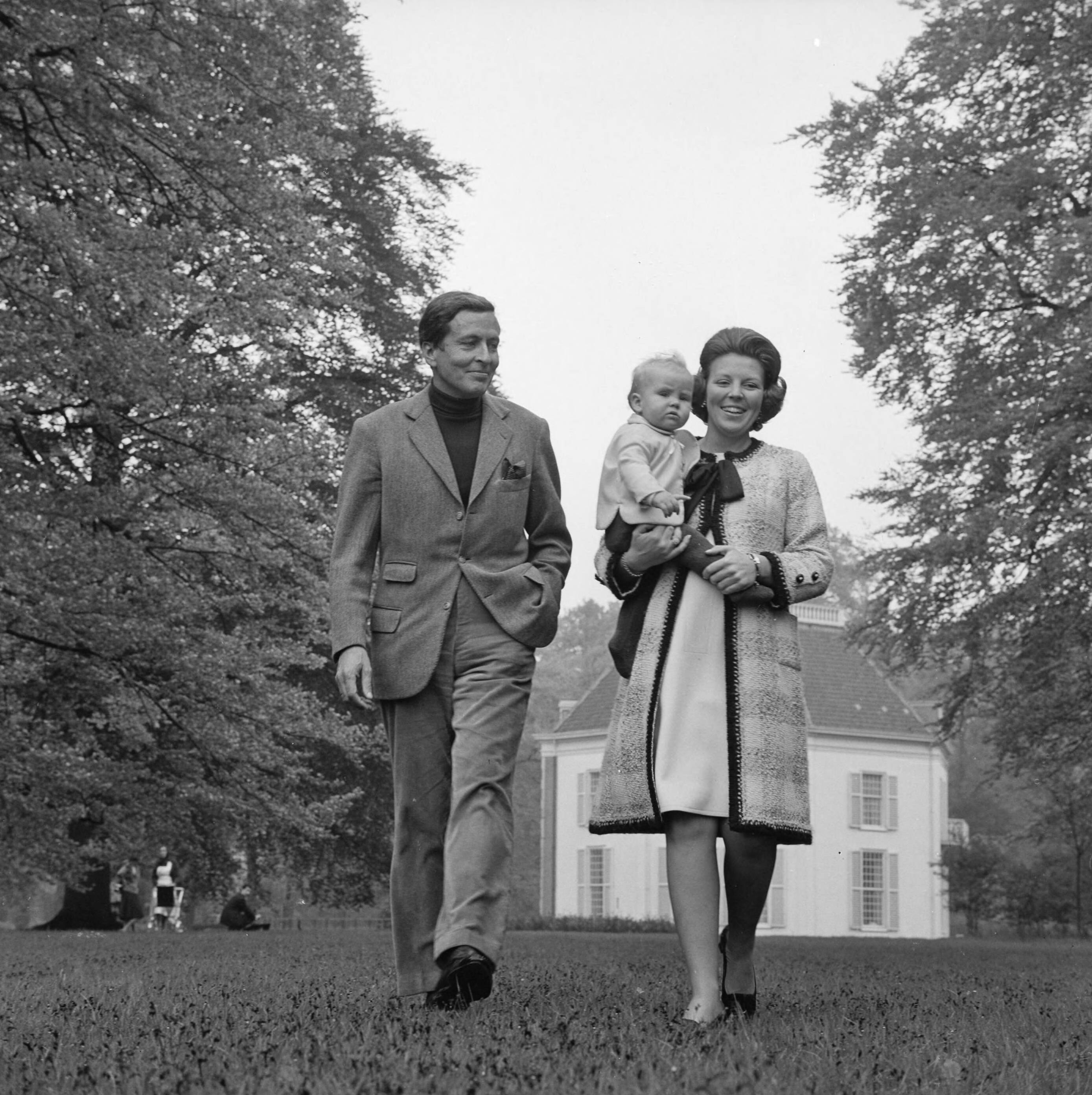 Fotocollectie RVD / Koninklijk Huis — Prinses Beatrix en prins Claus met Prins Willem-Alexander in de tuin van kasteel Drakensteyn, 1968 — Foto: Koot, Max / RVD. Licentie: Set B: Rechtenvrij / Publiek Domein. Bron: Nationaal Archief. http://hdl.handle.net/10648/afbb5f5a-d0b4-102d-bcf8-003048976d84