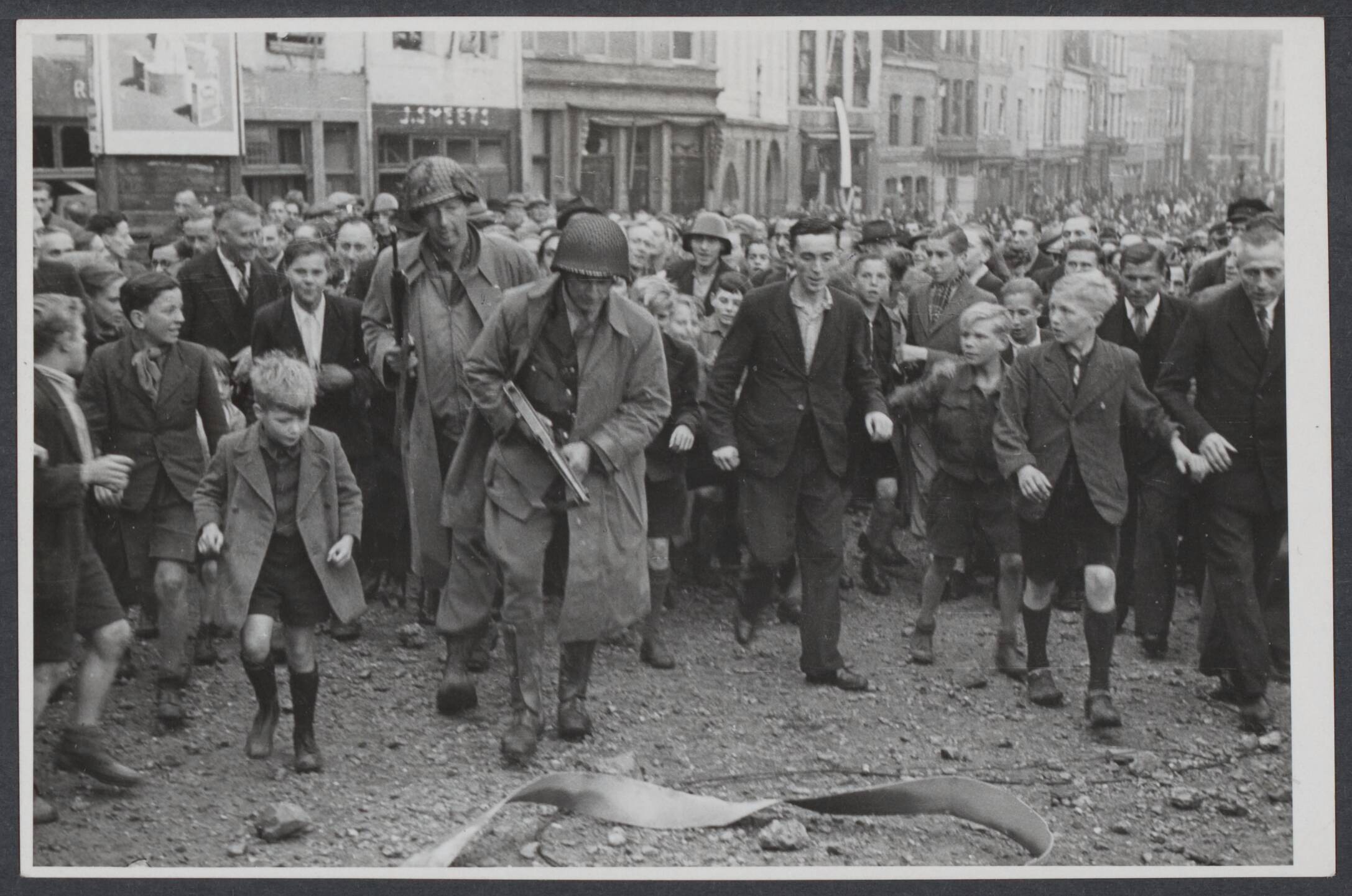Nederland front, 1944 — Bevrijding Maastricht. De eerste Amerikanen op de Kesselskade bij de Servaasbrug — Foto: R.K. Foto-persbureau "Het Zuiden" / Rechtenvrij. Licentie: Set B: Rechtenvrij / Publiek Domein. Bron: Nationaal Archief. http://hdl.handle.net/10648/884970d1-89bd-34c4-3900-aab187094dae