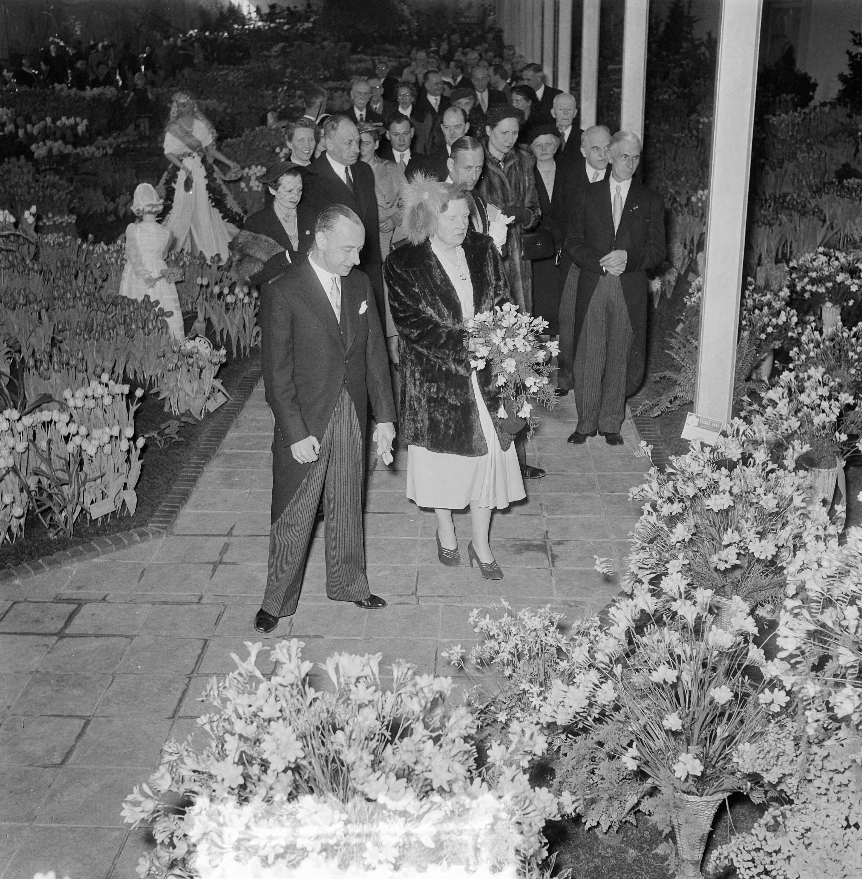 Koningin Juliana opent "Flora" te Heemstede — Foto: Noske, J.D. / Anefo. — Licentie: Set B: Rechtenvrij / Publiek Domein. Bron: Nationaal Archief. http://hdl.handle.net/10648/a90837e6-d0b4-102d-bcf8-003048976d84