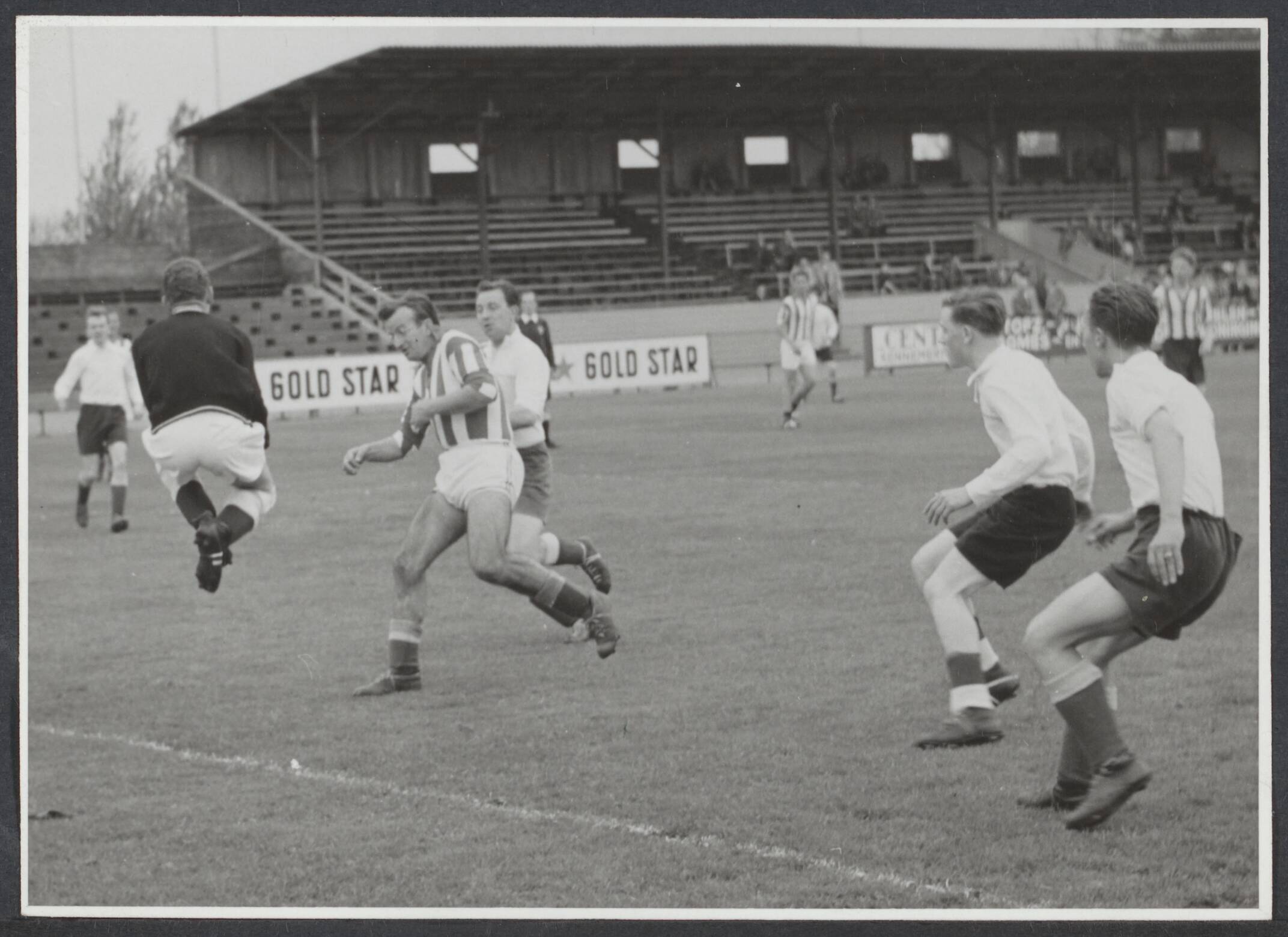 Spaarnestad. Sport en Spel - Nederland — [Serie bedrijfsvoetbal Spaarnestad, diverse jaren] Geen bijschrift [spelmoment] — Foto: Stuifbergen, Wilh. L. (Pim) / Spaarnestad. Licentie: Set B: Rechtenvrij / Publiek Domein. Bron: Nationaal Archief. http://hdl.handle.net/10648/c8035e14-7163-11b6-4a37-46bc7911dc4f