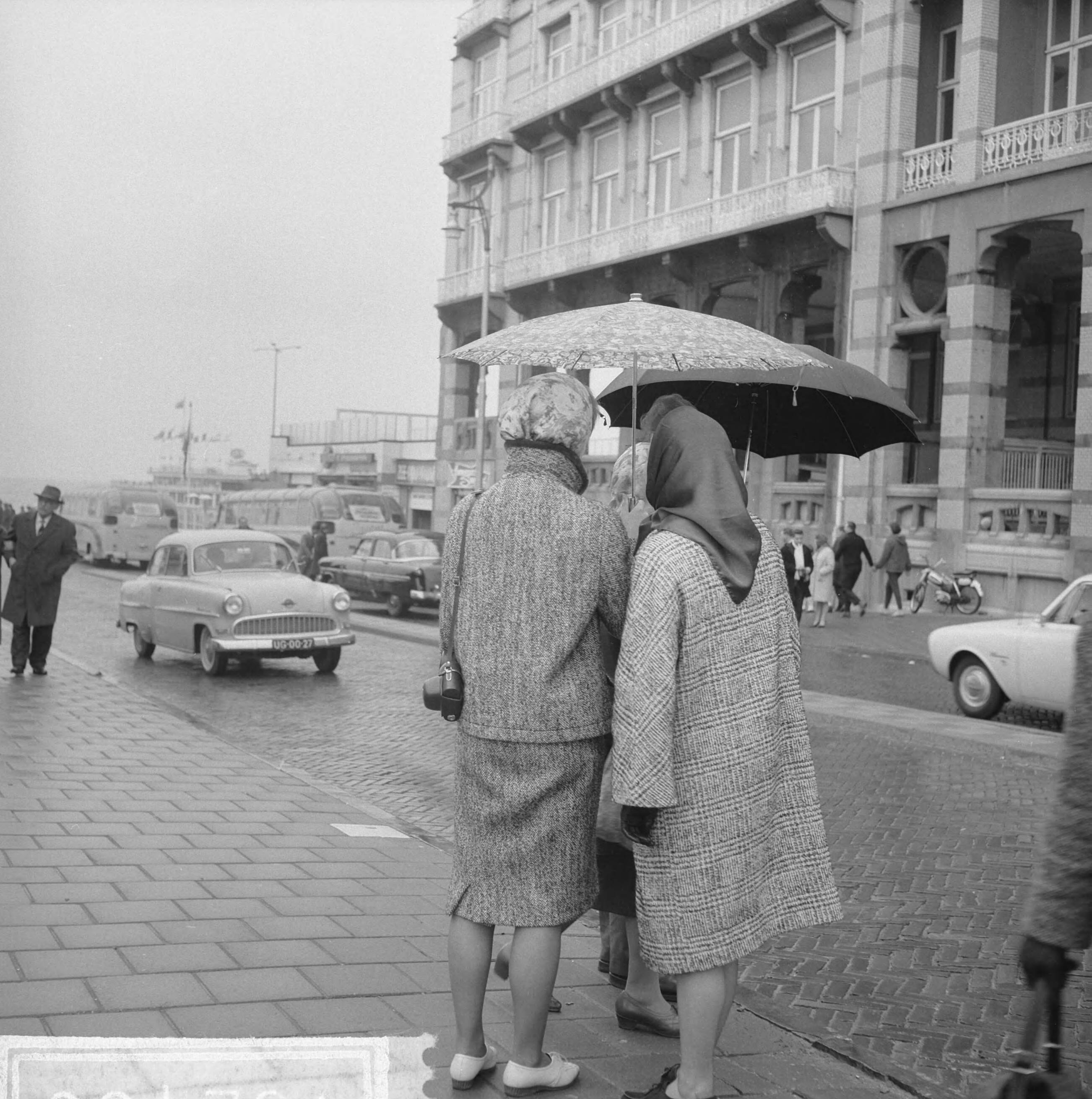 Fotocollectie Anefo — Slecht weer met Paasdagen, de Boulevard op Scheveningen — Foto: Smulders, Jean / Anefo. Licentie: Set B: Rechtenvrij / Publiek Domein. Bron: Nationaal Archief. http://hdl.handle.net/10648/aa61e218-d0b4-102d-bcf8-003048976d84