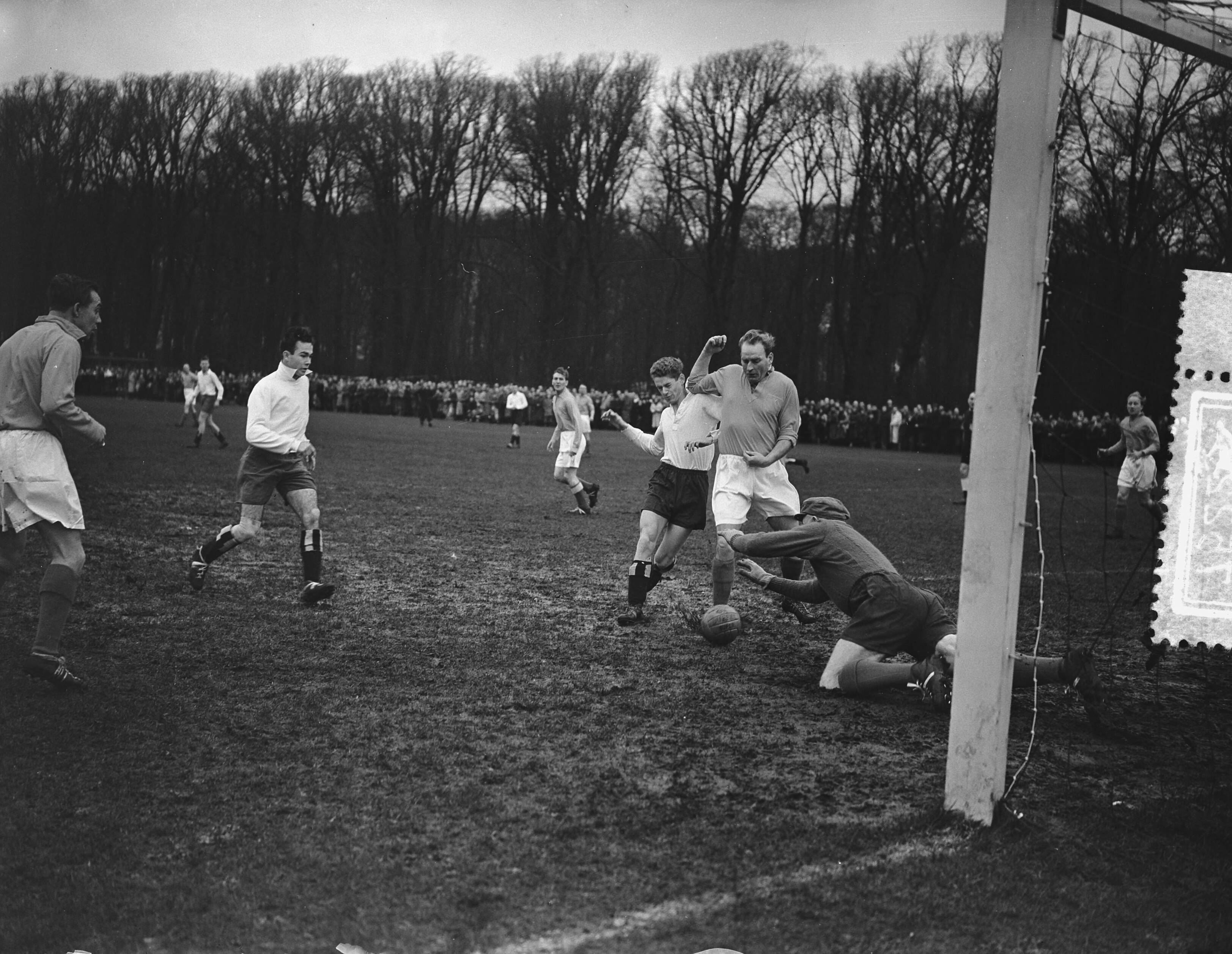 Fotocollectie Anefo — Voetbal. HFC tegen Oud-Internationals. Schijvenaar houdt een HFC-speler af, terwijl Leo Halle naar de bal duikt — Foto: Bilsen, Joop van / Anefo. Licentie: Set B: Rechtenvrij / Publiek Domein. Bron: Nationaal Archief. http://hdl.handle.net/10648/a94113ae-d0b4-102d-bcf8-003048976d84