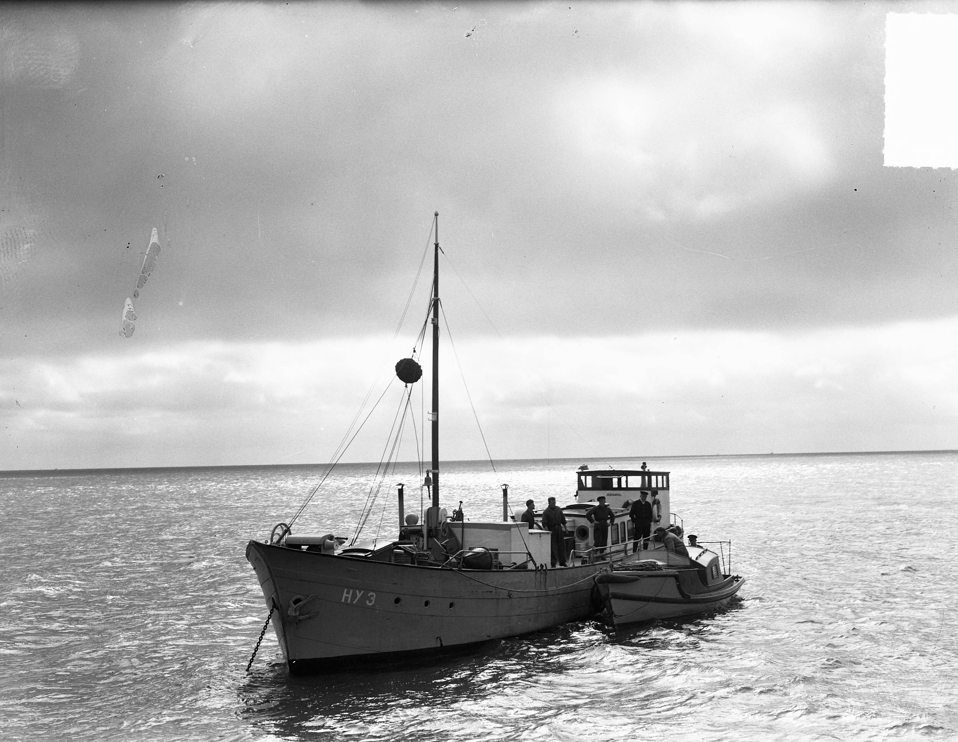 Fotocollectie Anefo — Tocht met de "Zeefakkel" vanuit Zoutkamp — Foto: Merk, Ben / Anefo. Licentie: Set B: Rechtenvrij / Publiek Domein. Bron: Nationaal Archief. http://hdl.handle.net/10648/a8c6a380-d0b4-102d-bcf8-003048976d84