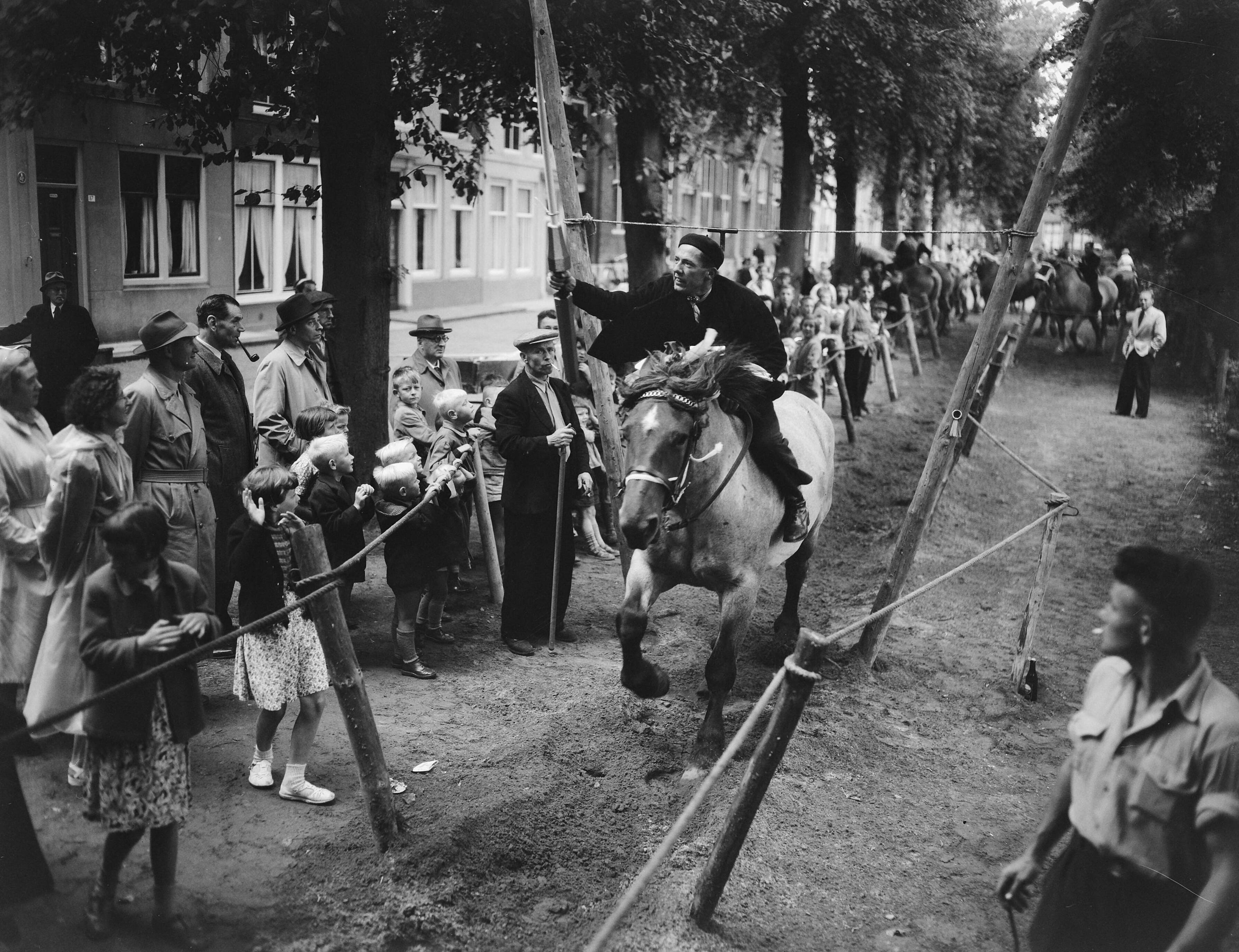 Fotocollectie Anefo — Ringrijderij Middelburg, ringsteken te paard — Foto: Duinen, G.W. van / Anefo. Licentie: Set B: Rechtenvrij / Publiek Domein. Bron: Nationaal Archief. http://hdl.handle.net/10648/a927fc8e-d0b4-102d-bcf8-003048976d84