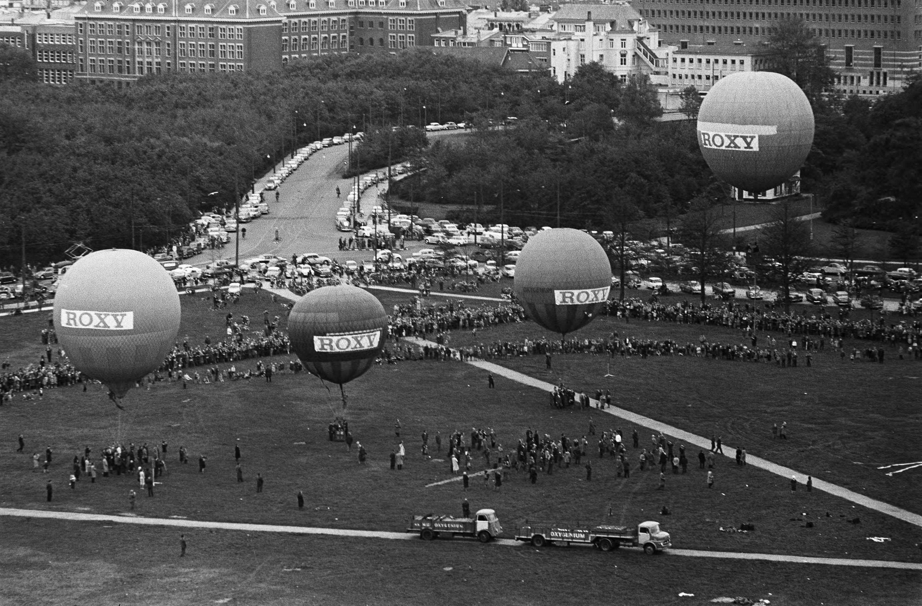 Fotocollectie Anefo — Ballonvaarders boven Den Haag , rechts de ballon van Jo en Nini Boesman — Foto: Koch, Eric / Anefo. Licentie: Set B: Rechtenvrij / Publiek Domein. Bron: Nationaal Archief. http://hdl.handle.net/10648/aa1c2b06-d0b4-102d-bcf8-003048976d84