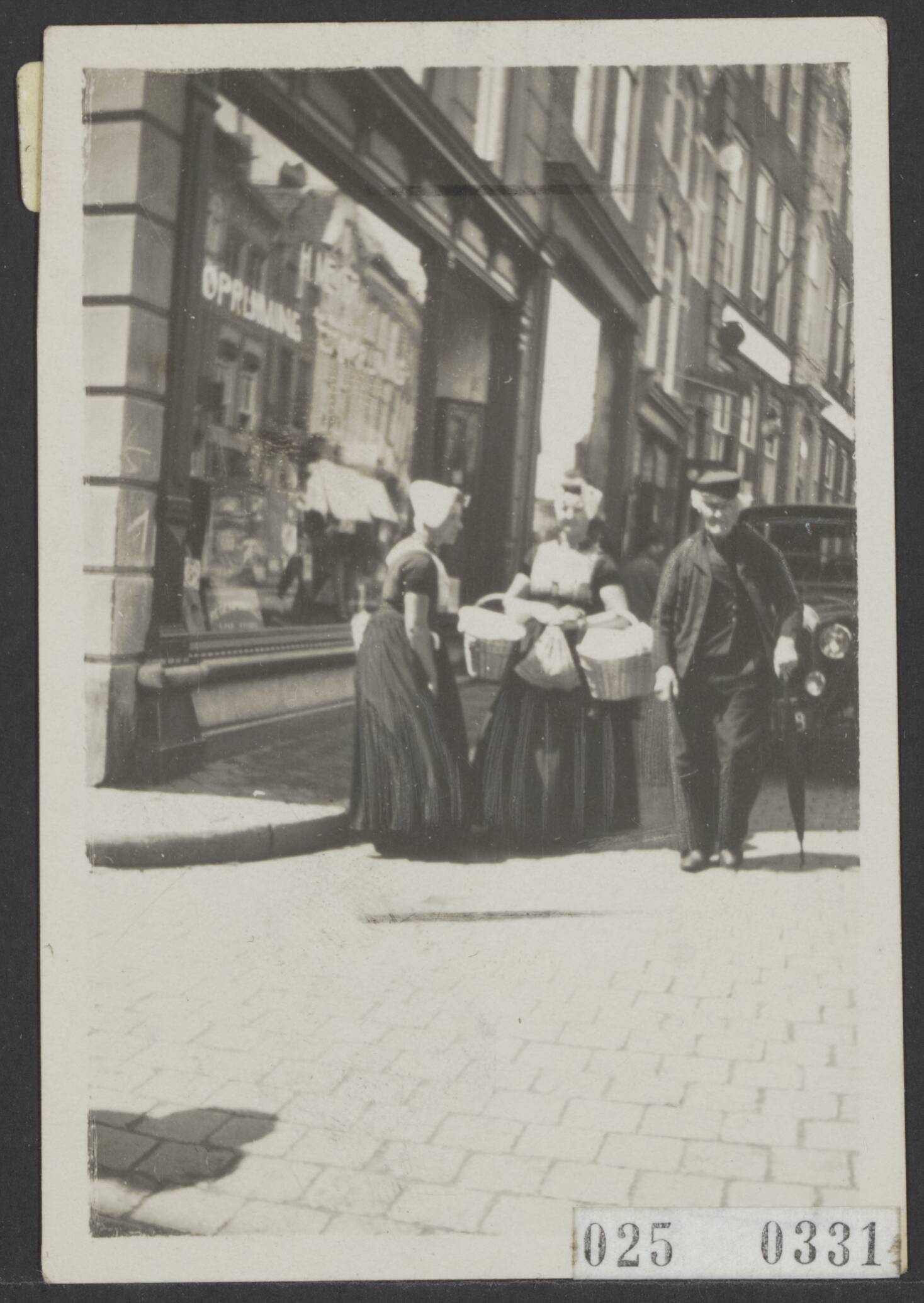 Fotocollectie Elsevier Binnenland — Vrouwen tijdens marktdag te Middelburg — Foto: Onbekend / Publiek Domein of Rechtenvrij. Licentie: Set B: Rechtenvrij / Publiek Domein. Bron: Nationaal Archief. http://hdl.handle.net/10648/adda39d6-d0b4-102d-bcf8-003048976d84