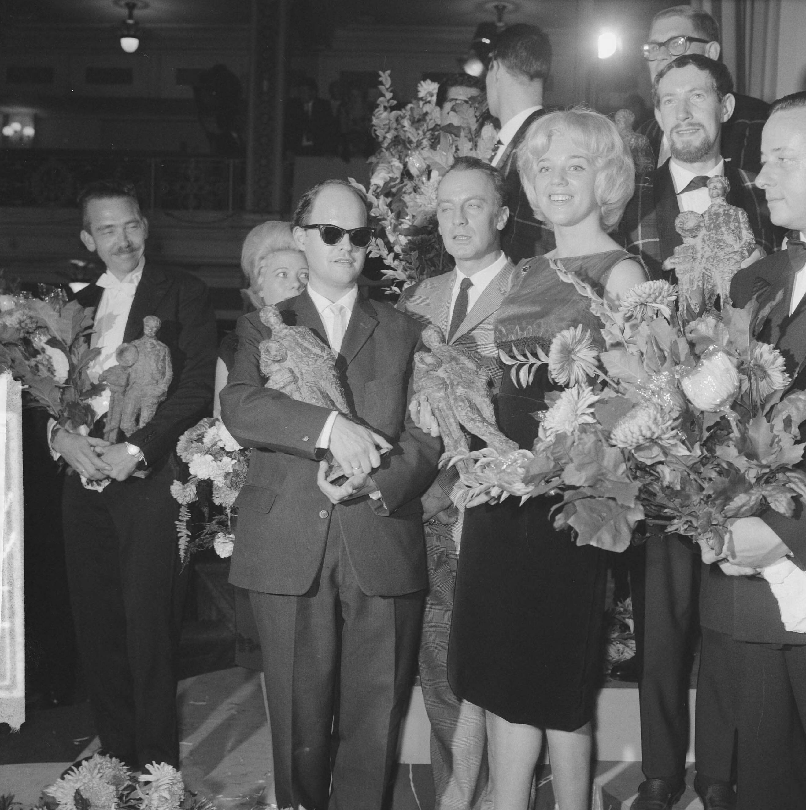 Grand Gala du Disque 1962 — Grand Gala du Disque. Uitreiking Nationale Edisons, Jean Dulieua, Thérèse Michielsen (mevr. Brel), Jules de Corte, Wim Sonneveld, Ellen Craamer, Jean Dulieu, [lid Diamond Five\, A. v.d. Doel ? — Foto: Koch, Eric / Anefo. Licentie: Set B: Rechtenvrij / Publiek Domein. Bron: Nationaal Archief. http://hdl.handle.net/10648/aa195a20-d0b4-102d-bcf8-003048976d84