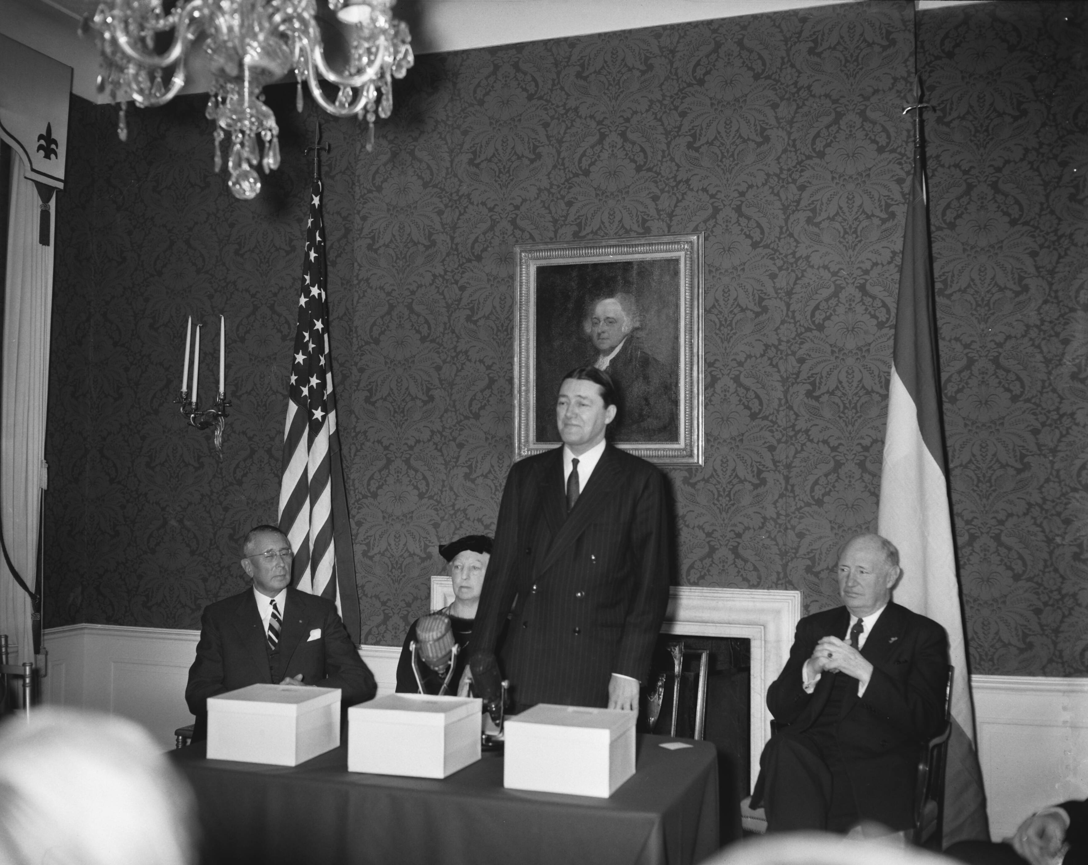 Fotocollectie Anefo — Uitreiking van de Pieter Stuyvesantprijzen door de Amerikaanse ambassadeur Philip Young in zijn ambtswoning. V.l.n.r. Ir. E. U. C. Schiff , mej. dr. J. J. van Dullemond , ambassadeur Young en Willem Hugo de Monchy (hoofdingenieur van de Holland-Amerika Lijn) — Foto: Bilsen, Joop van / Anefo. Licentie: Set B: Rechtenvrij / Publiek Domein. Bron: Nationaal Archief. http://hdl.handle.net/10648/a98a3c6e-d0b4-102d-bcf8-003048976d84