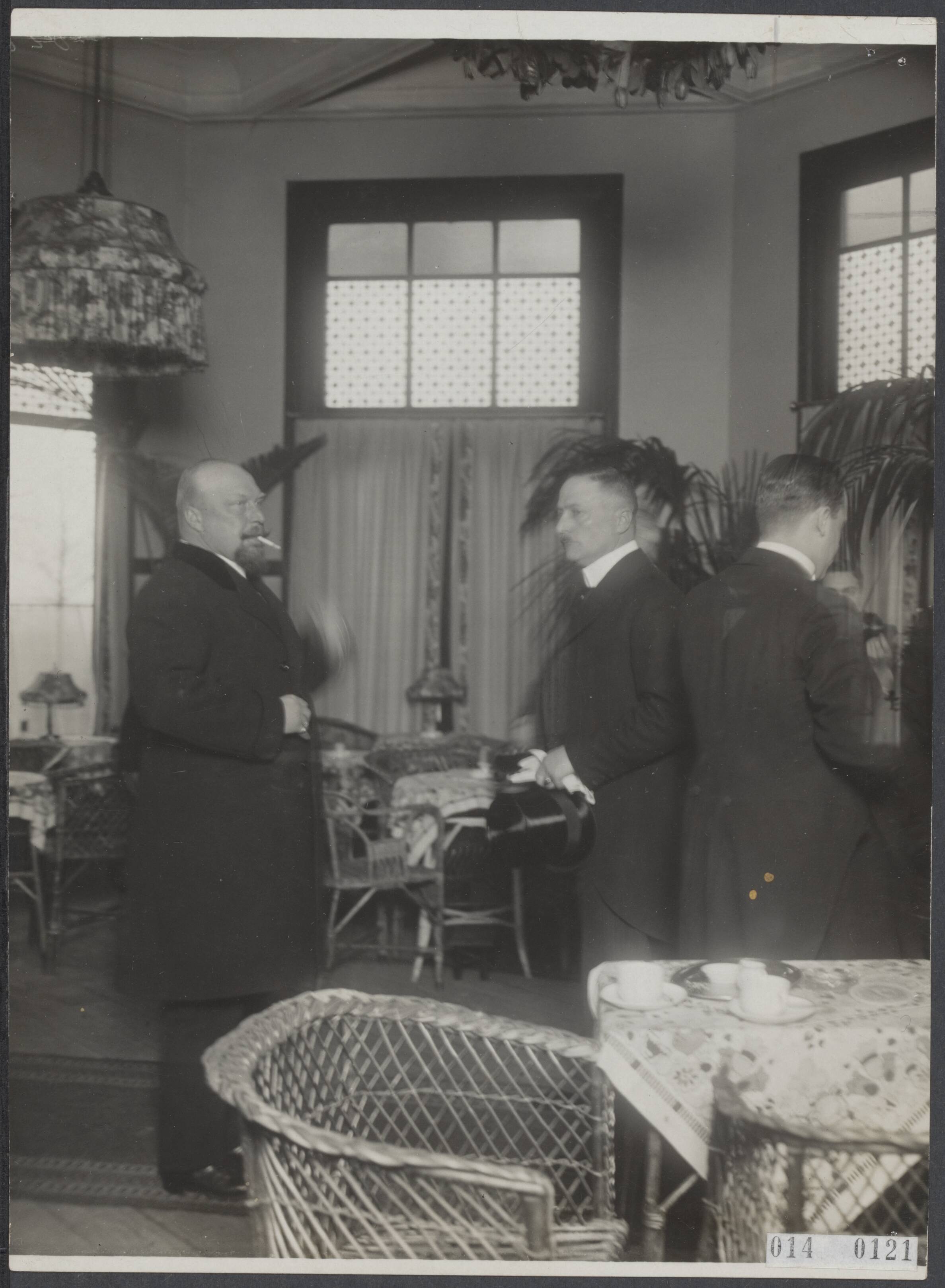Fotocollectie Elsevier Binnenland — Prins Hendrik op een fancy fair te Rijswijk, rechts van hem de burgemeester van Rijswijk — Foto: N.V. Vereenigde Fotobureaux. Licentie: Set B: Rechtenvrij / Publiek Domein. Bron: Nationaal Archief. http://hdl.handle.net/10648/adafa8ce-d0b4-102d-bcf8-003048976d84