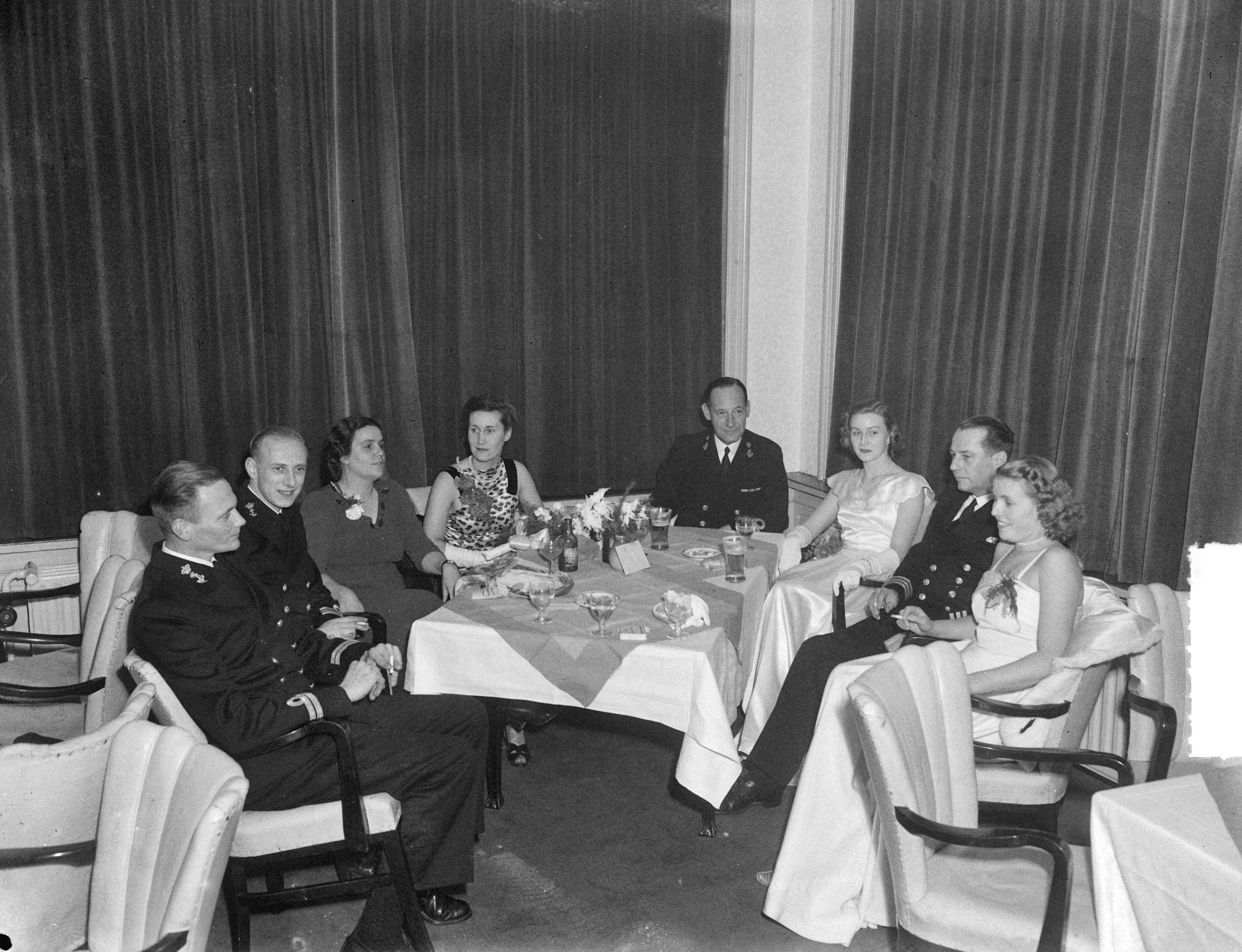 Fotocollectie Anefo — Bal van adelborsten in het Kurhaus te Scheveningen — Foto: Noske, J.D. / Anefo. Licentie: Set B: Rechtenvrij / Publiek Domein. Bron: Nationaal Archief. http://hdl.handle.net/10648/ad7b4bb0-d0b4-102d-bcf8-003048976d84
